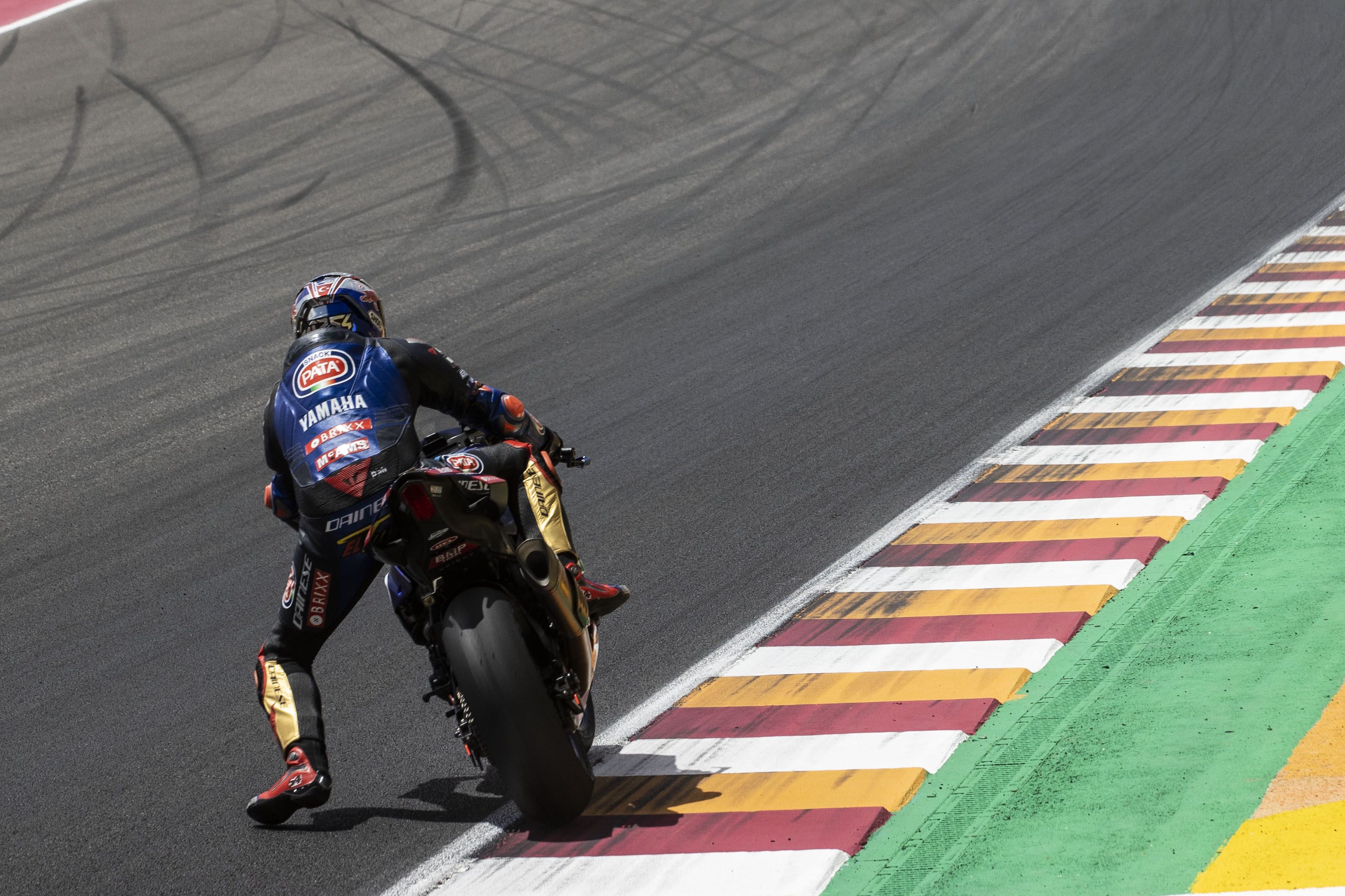 Toprak Razgatlioglu con una frenada marca de la casa, WSBK Argentina 2022