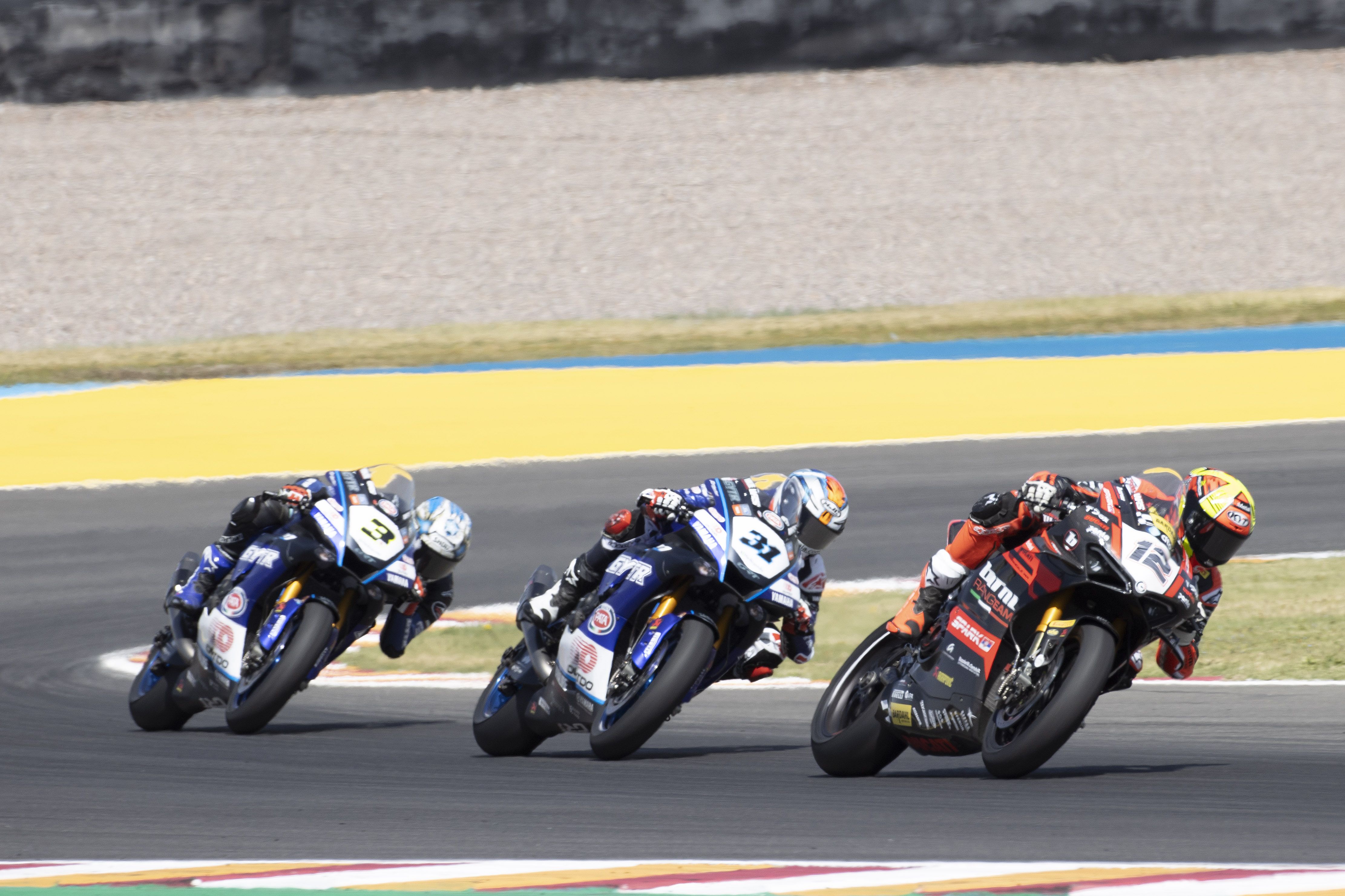 Xavi Forés delante de Garrett Gerloff y Kohta Nozane, WSBK Argentina 2022