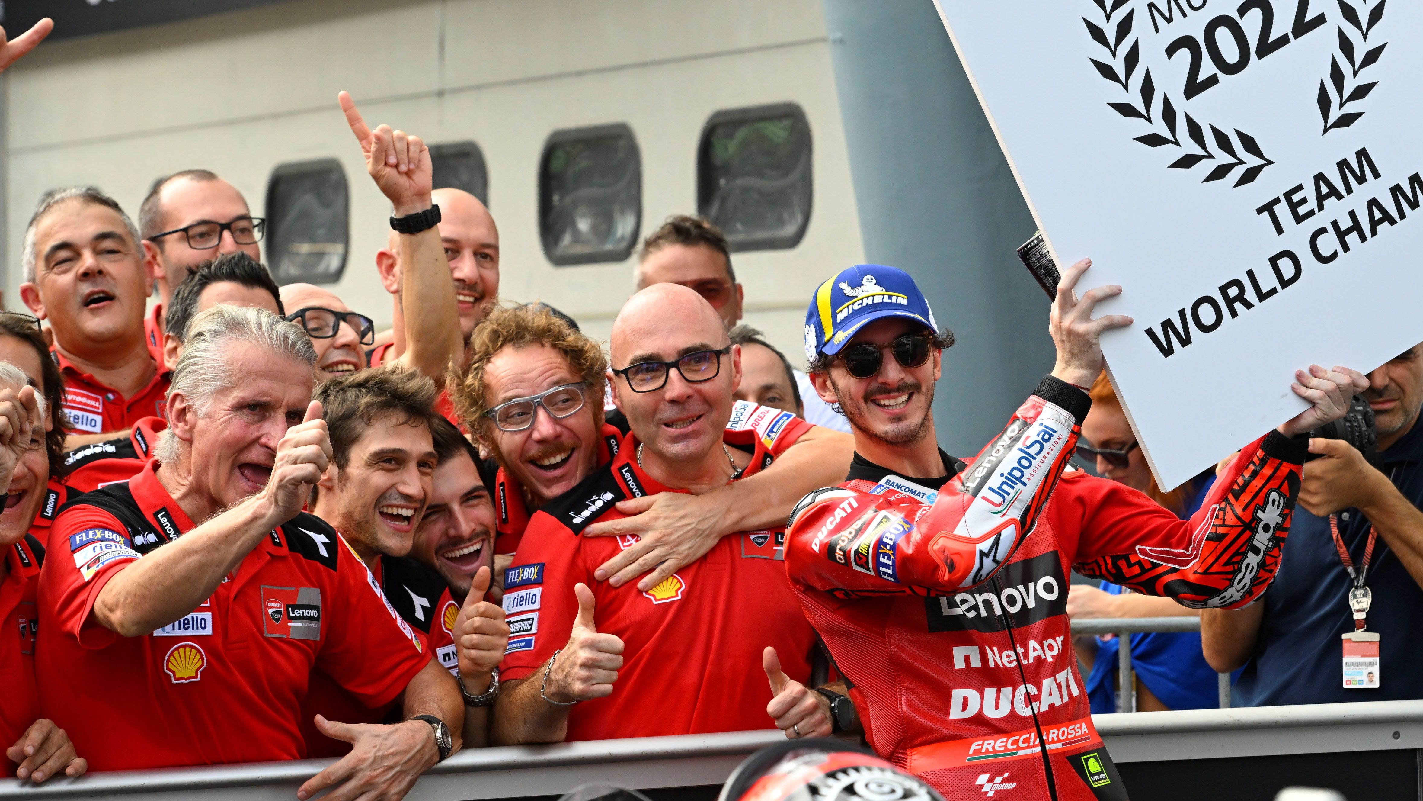 Pecco Bagnaia y Ducati festejan el título mundial de equipos
