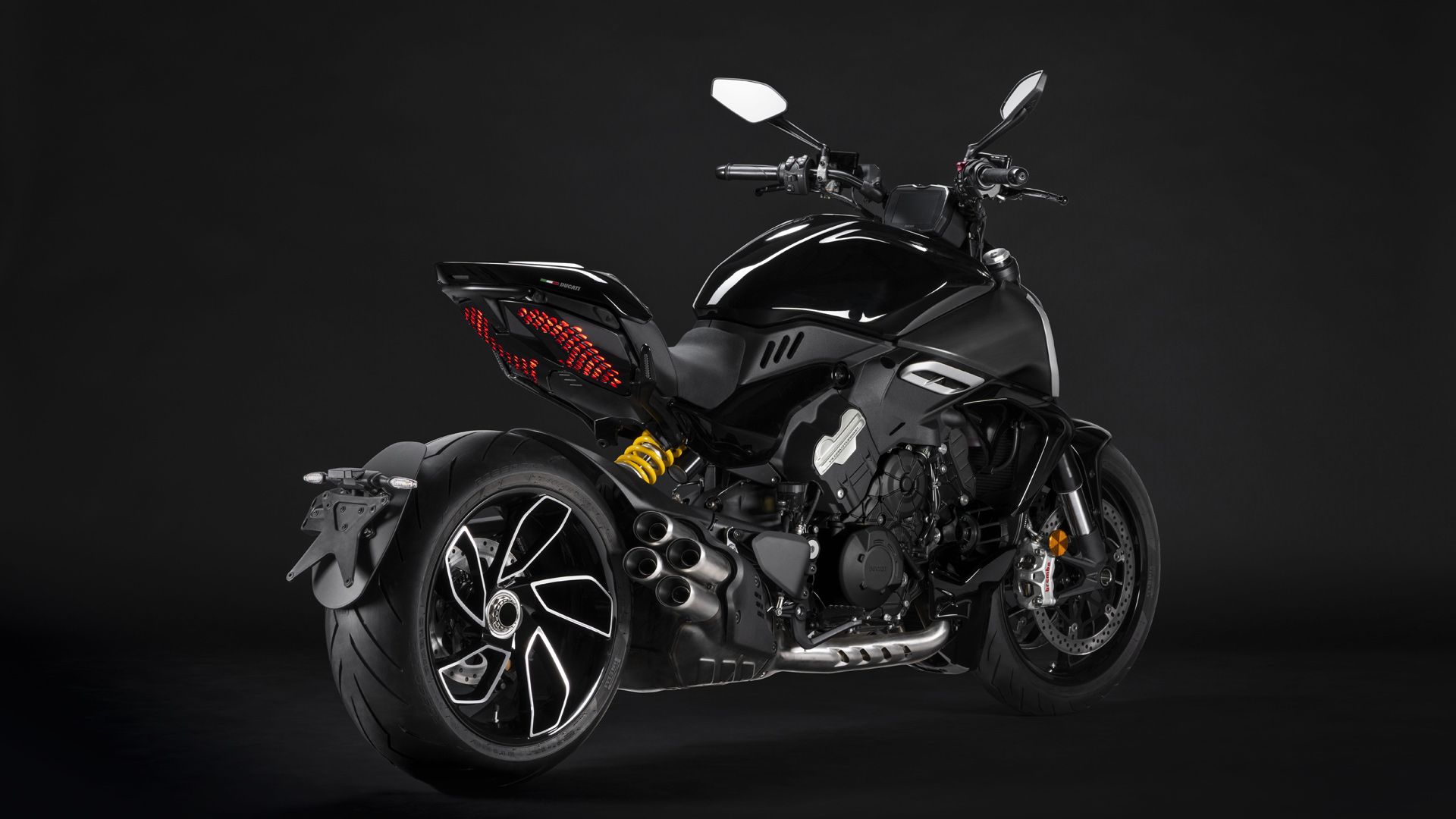 MY23 Ducati Diavel V4  16  UC450422 High