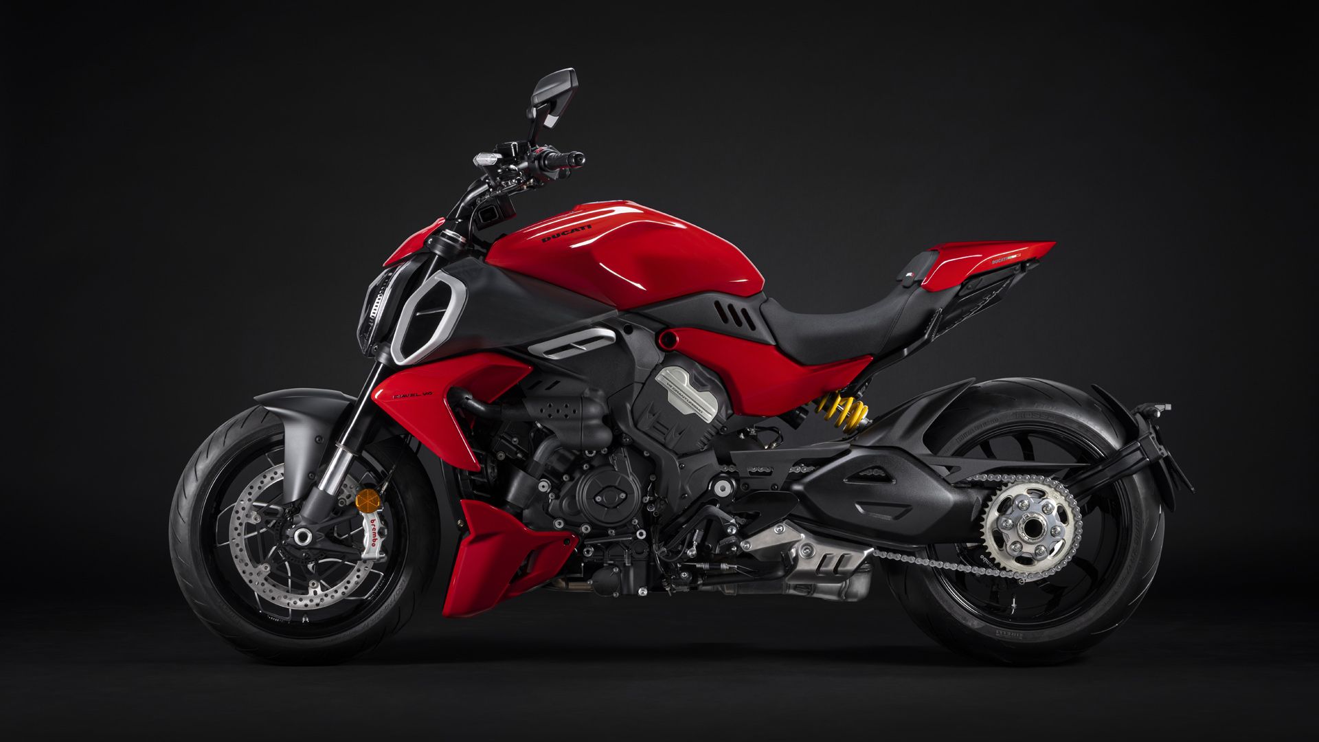 MY23 Ducati Diavel V4  38  UC450380 High