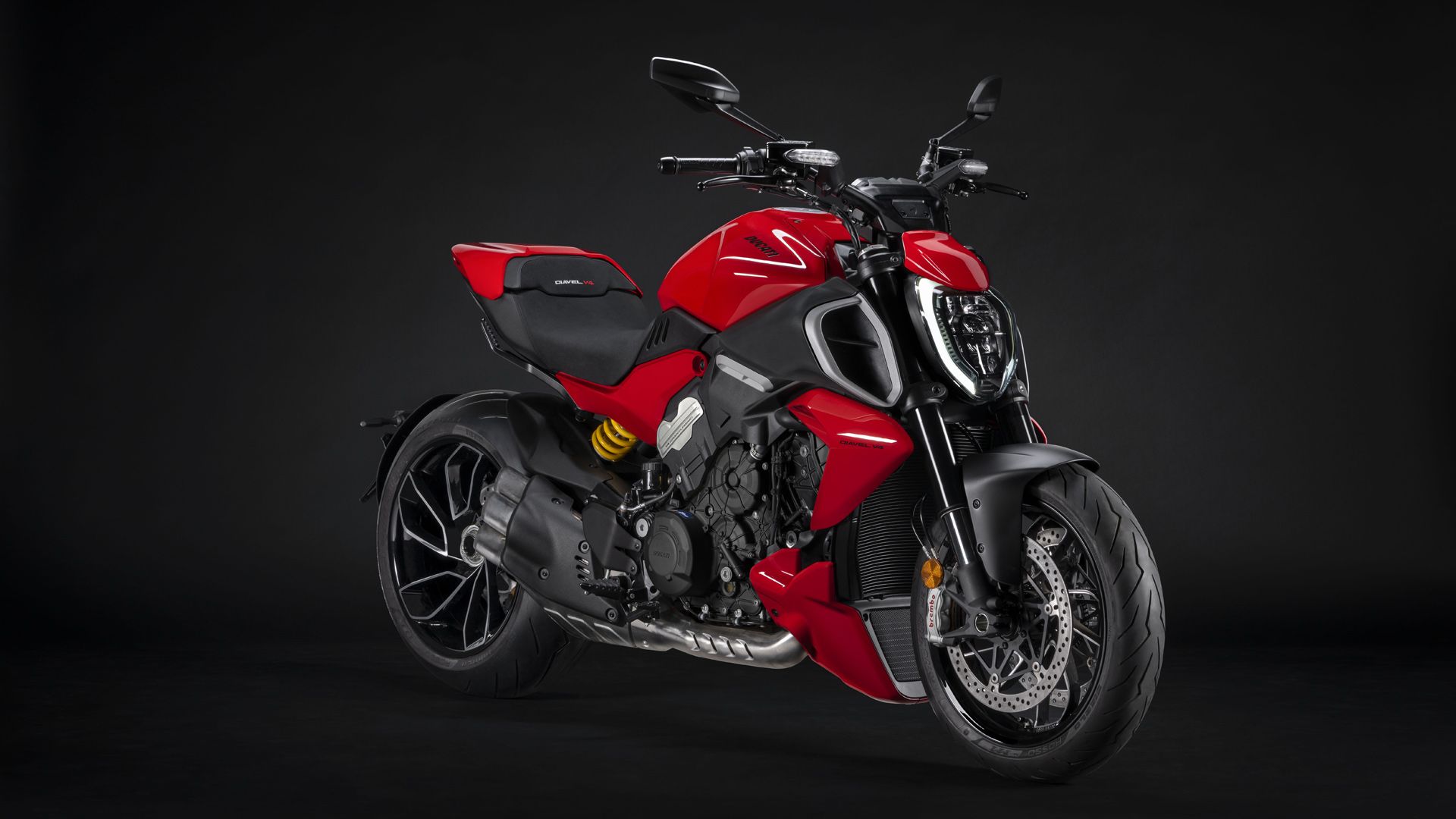 MY23 Ducati Diavel V4  65  UC450444 High
