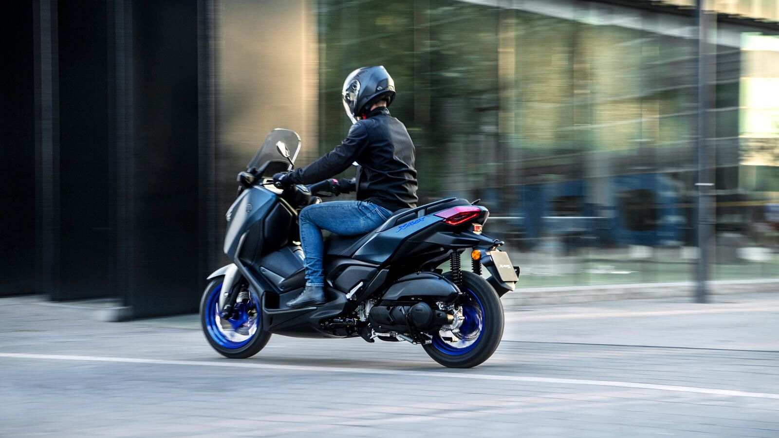 2023 YAM XMAX125 EU MBM3 ACT 008 03 preview