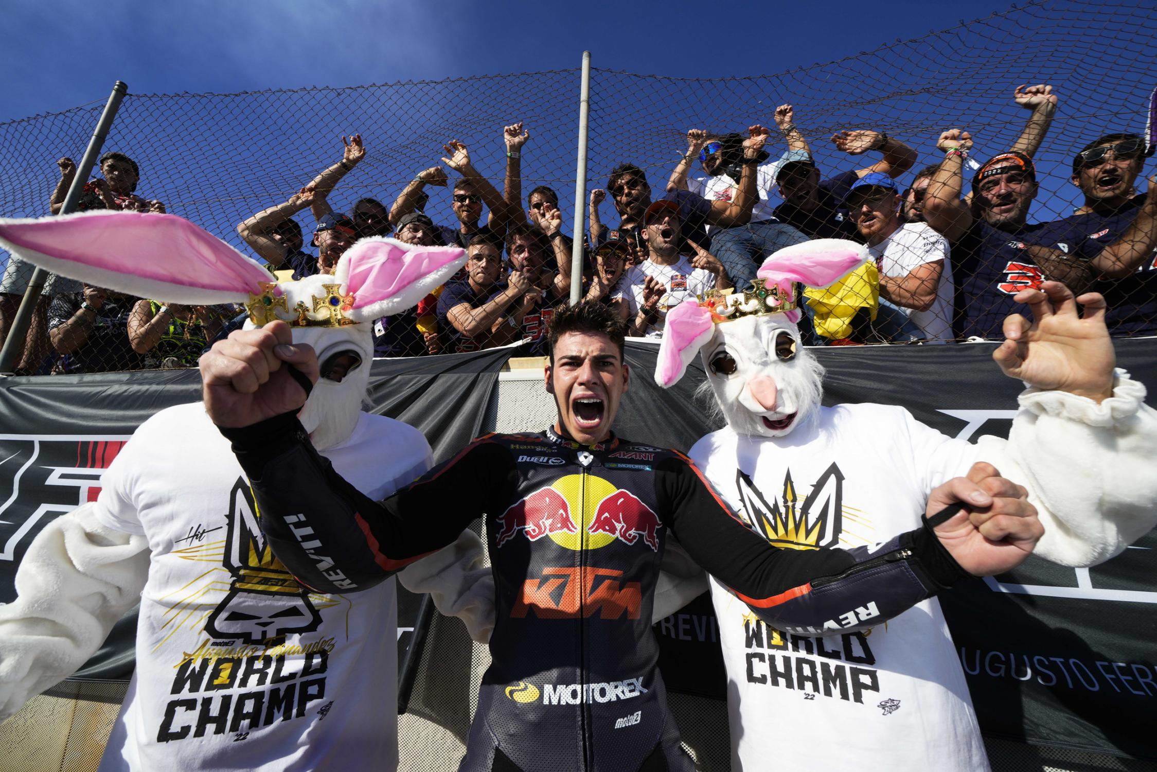 Augusto Fernández celebrando el título de Moto2 con su fan club.