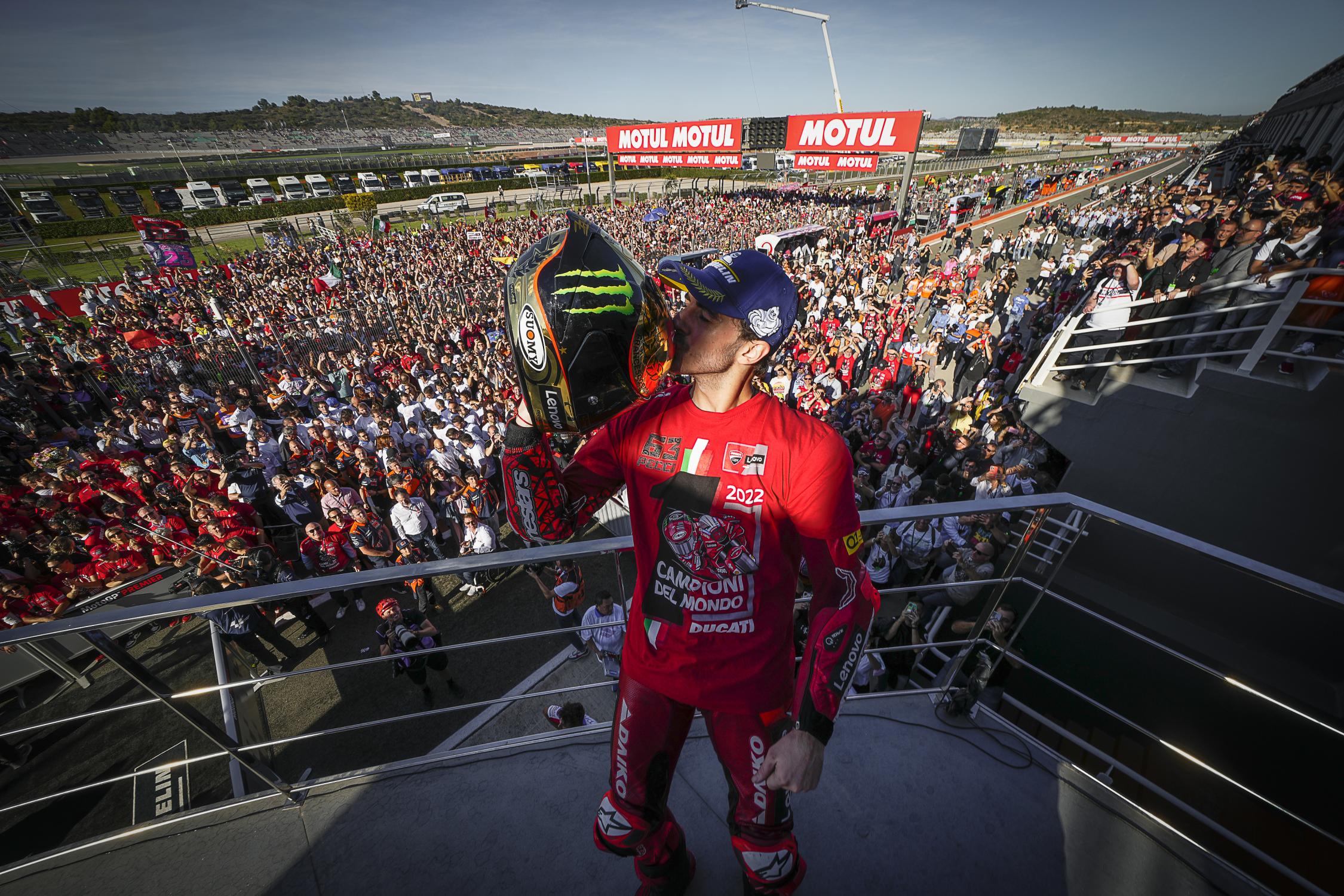 Pecco Bagnaia celebra en el podio de Valencia su título de MotoGP
