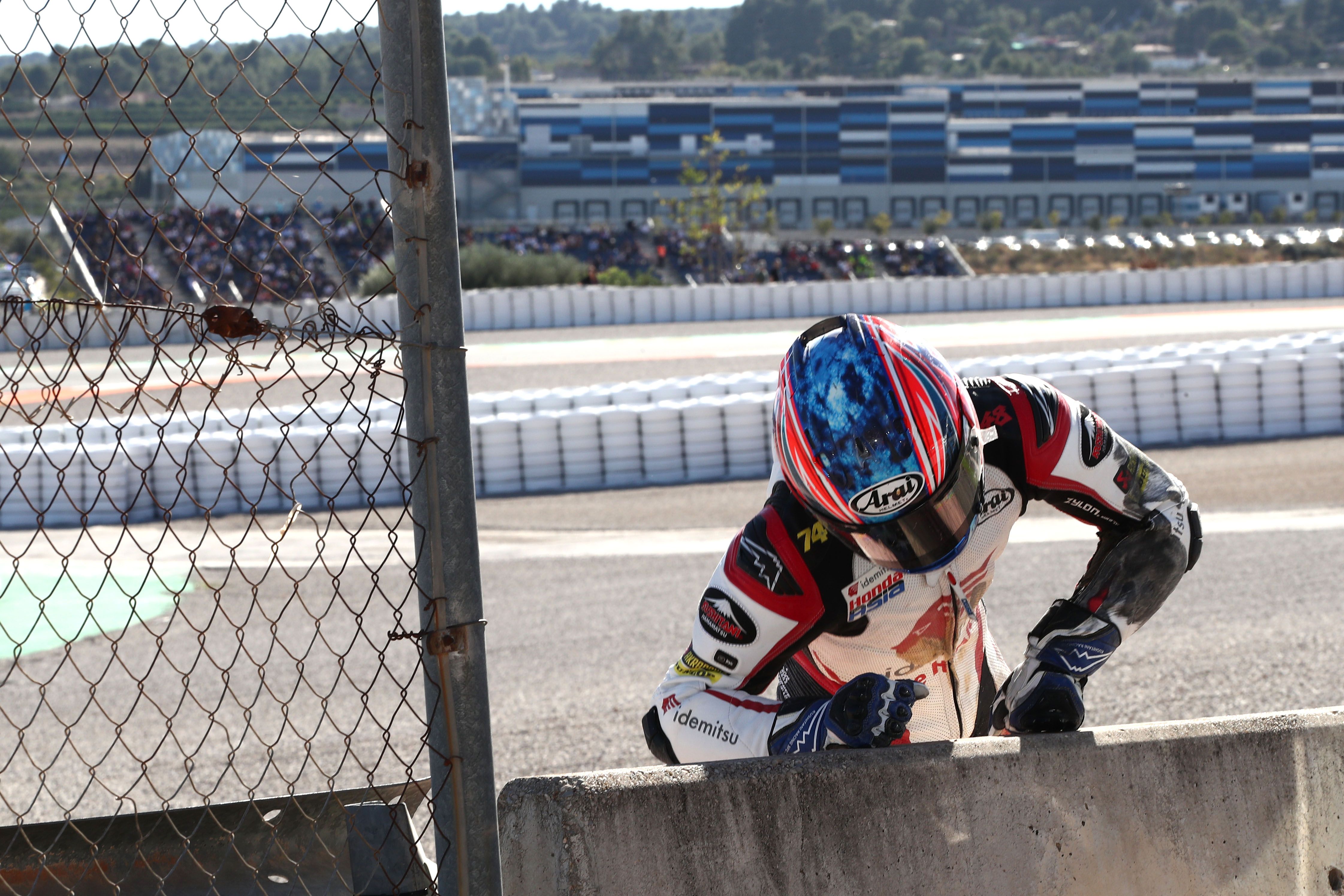 Ai Ogura se lamenta tras su caída, Moto2 Valencia 2022