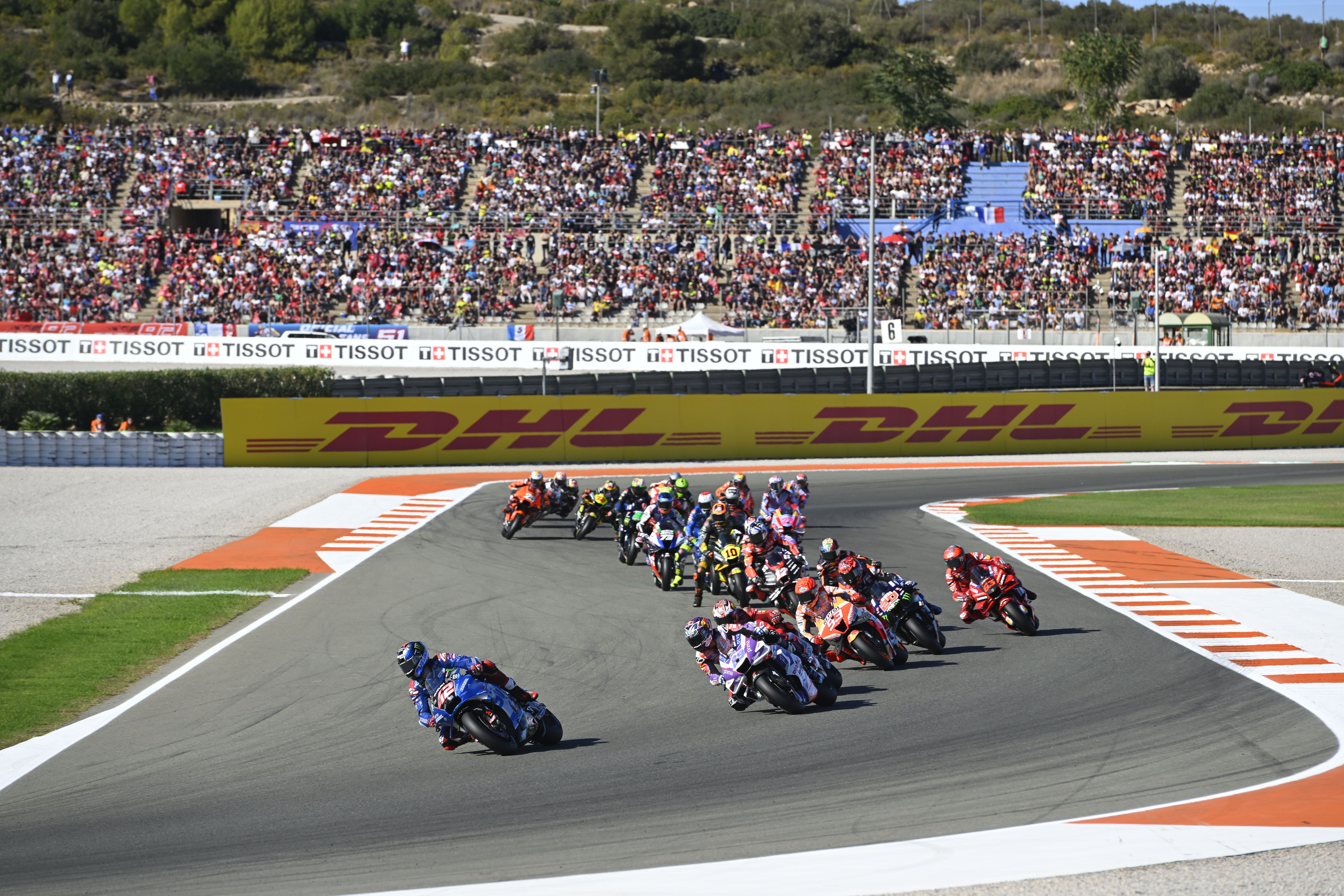 Álex Rins abre hueco en la primera vuelta sobre Jorge Martín, MotoGP Valencia 2022