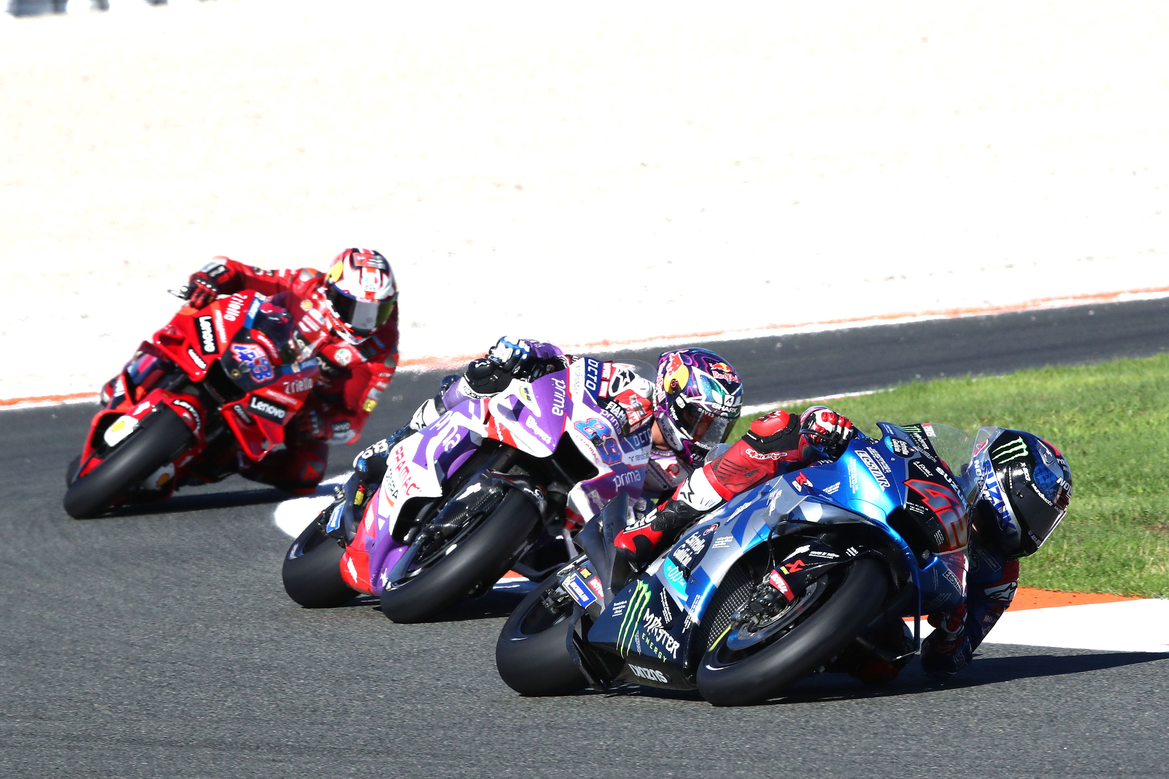 Álex Rins comanda ante Jorge Martín y Jack Miller, MotoGP Valencia 2022