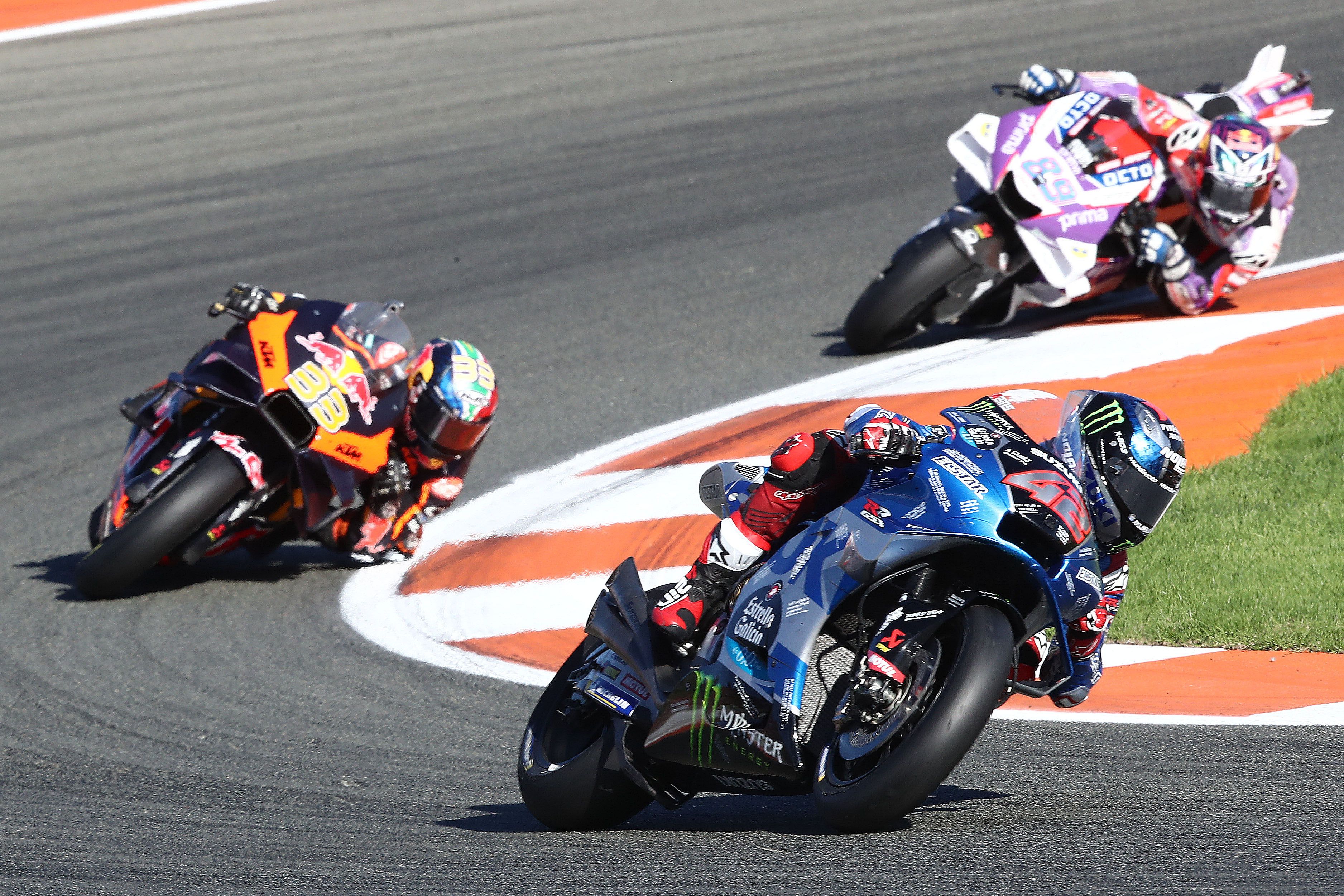 Álex Rins rumbo a la victoria ante Brad Binder y Jorge Martín, MotoGP Valencia 2022