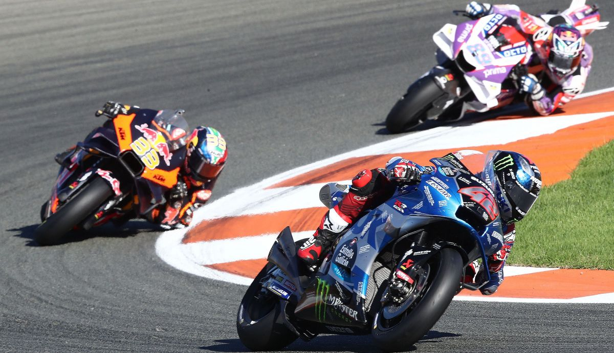 Álex Rins rumbo a la victoria ante Brad Binder y Jorge Martín, MotoGP Valencia 2022 Álex Rins rumbo a la victoria ante Brad Binder y Jorge Martín, MotoGP Valencia 2022