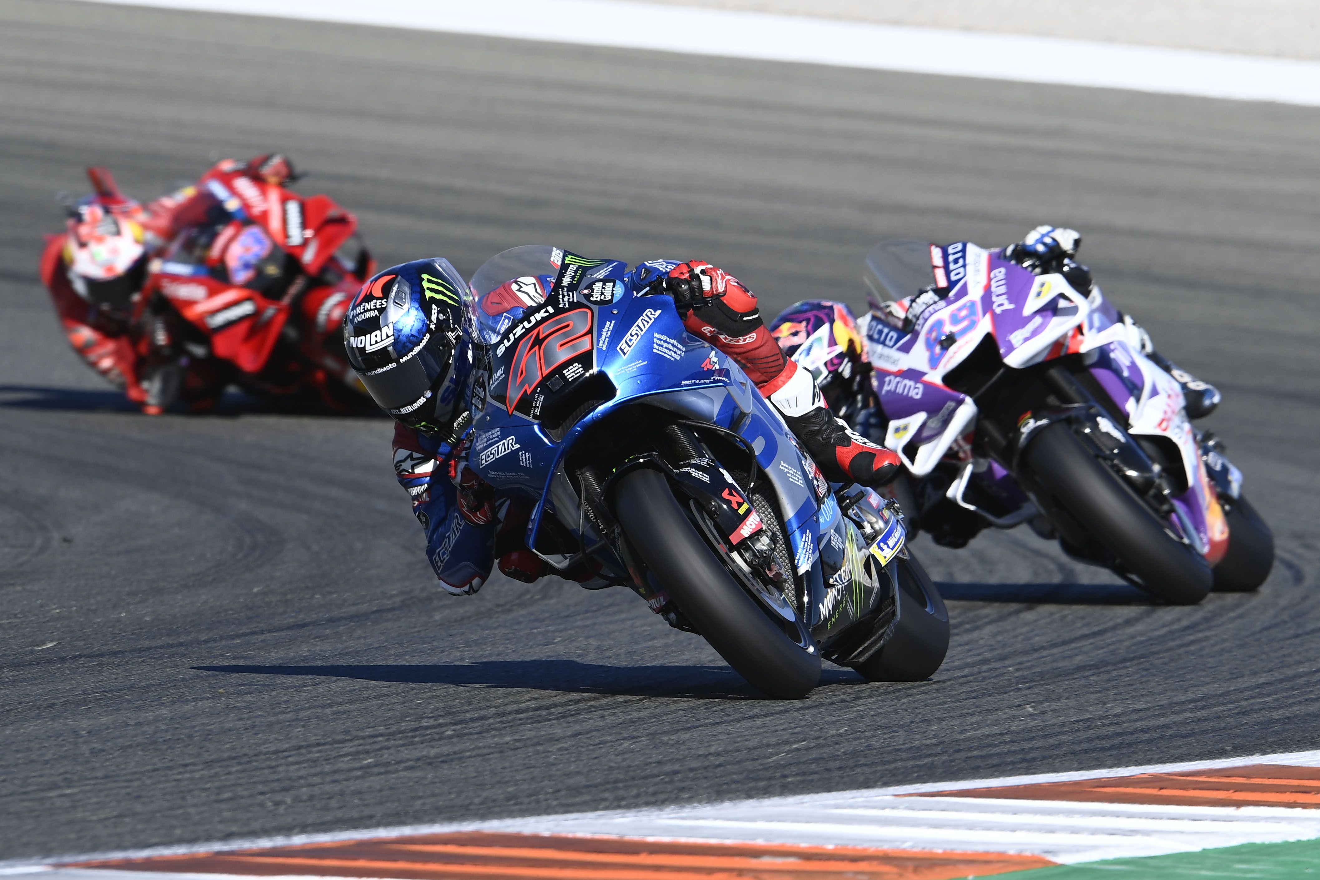 Álex Rins se va de Jorge Martín y Jack Miller, MotoGP Valencia 2022
