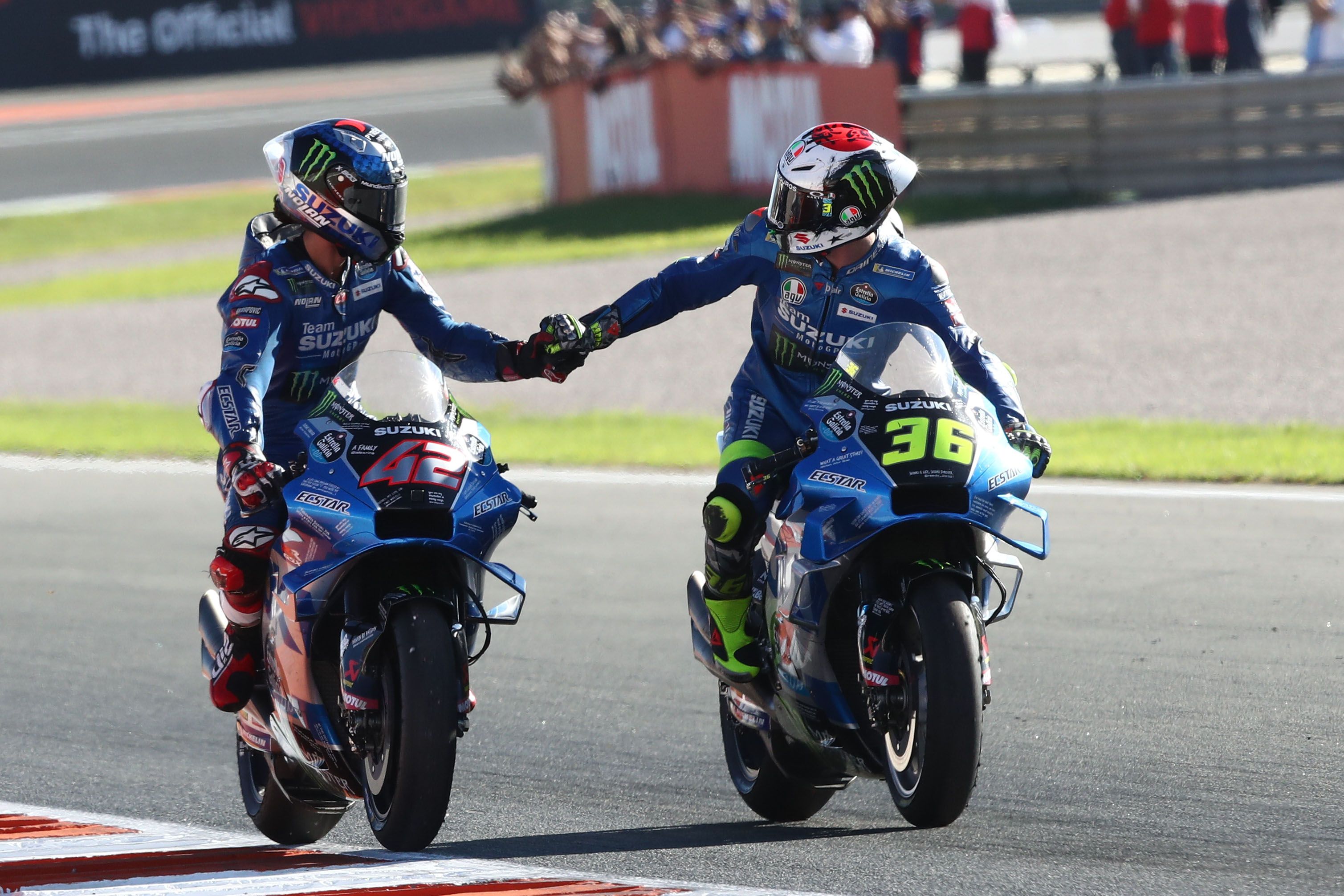 Álex Rins y Joan Mir en la despedida de Suzuki, MotoGP Valencia 2022