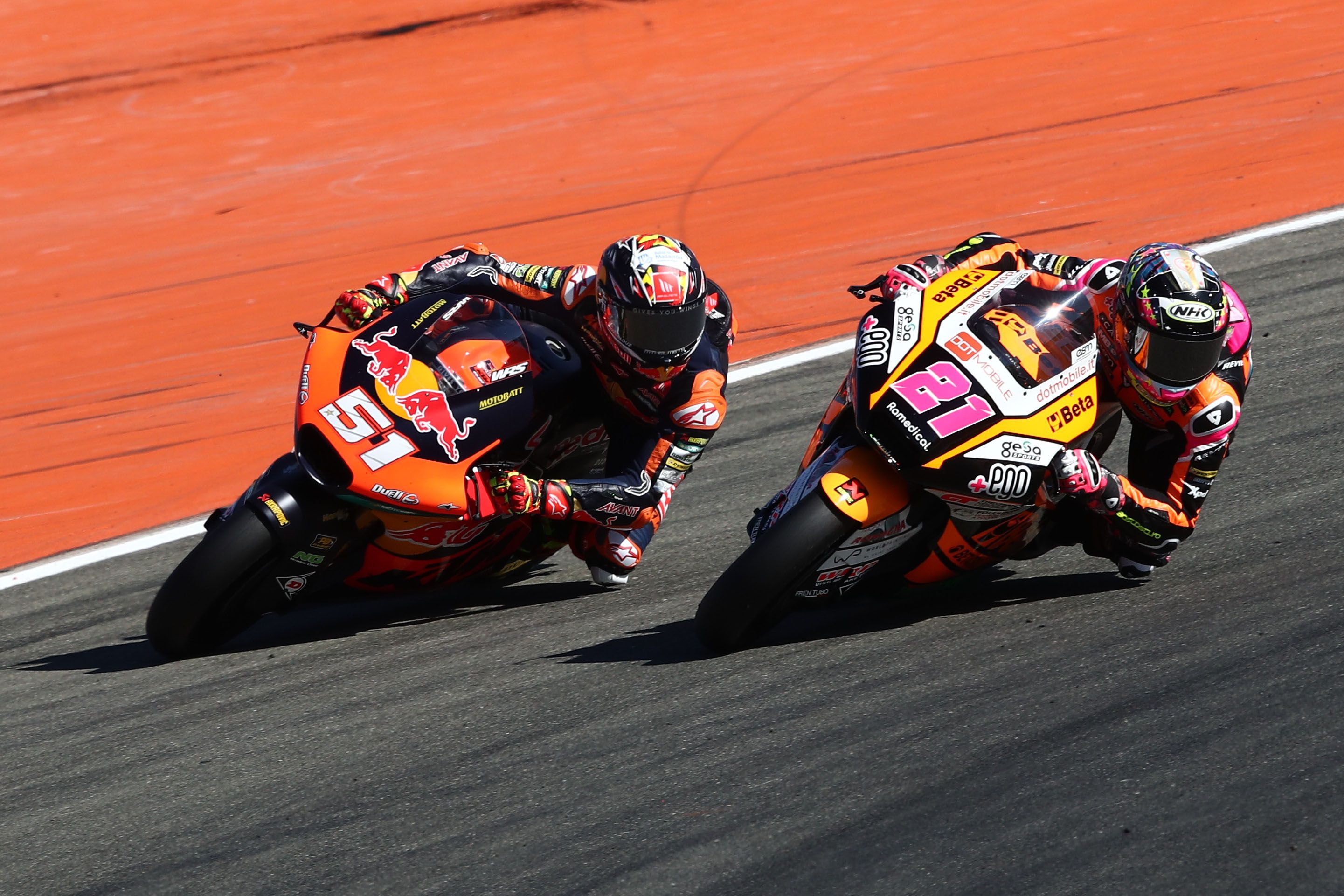 Alonso López supera a Pedro Acosta por el interior, Moto2 Valencia 2022