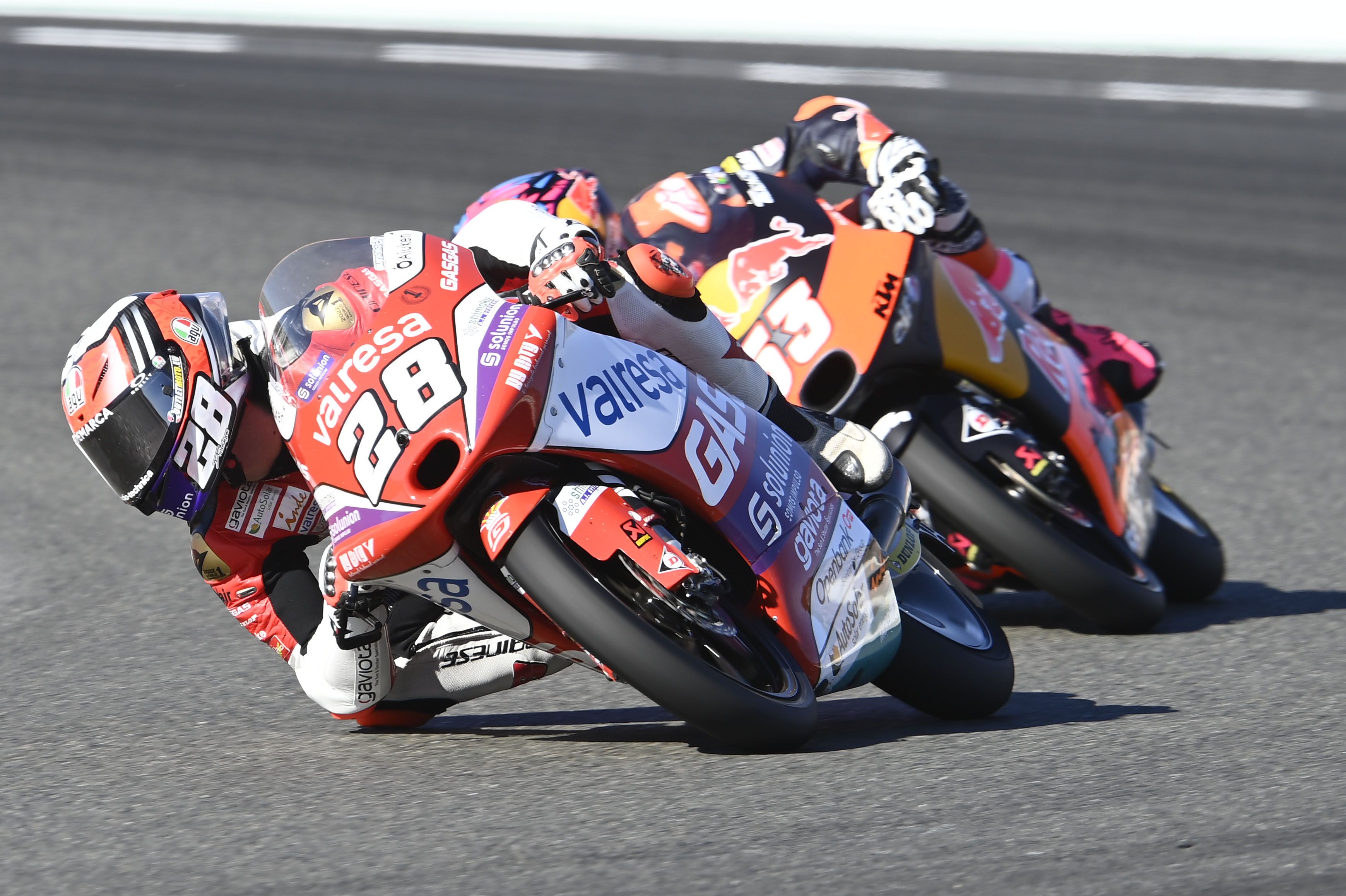 Izan Guevara con Deniz Oncu totalmente pegado, Moto3 Valencia 2022
