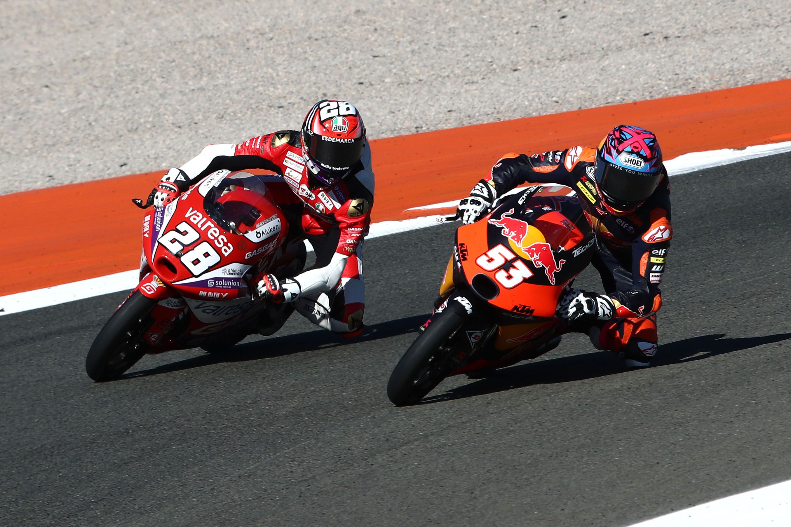 Izan Guevara se va por el exterior en la última curva para batir a Deniz Oncu, Moto3 Valencia 2022