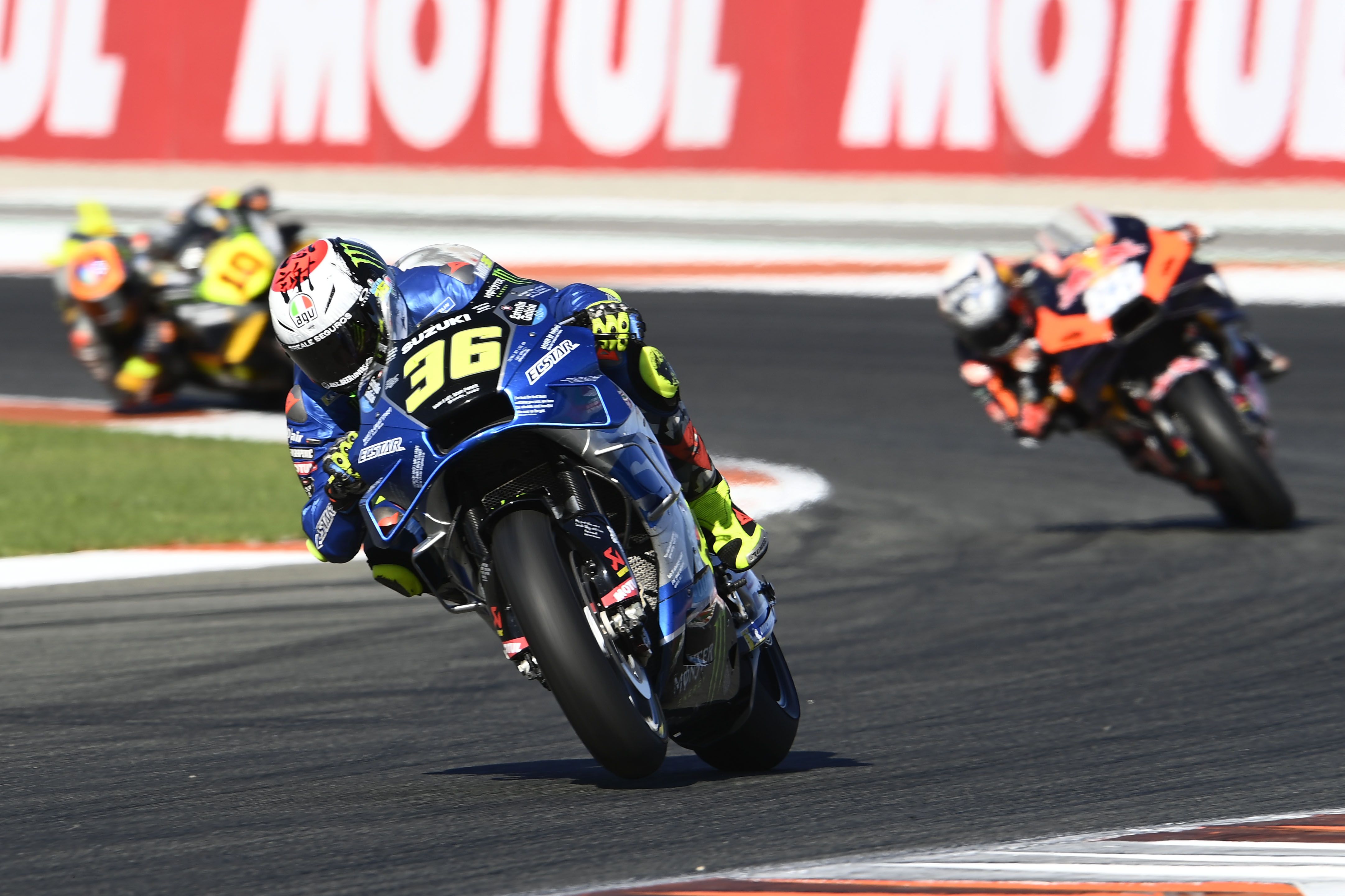 Joan Mir perseguido por Miguel Oliveira y Luca Marini, MotoGP Valencia 2022