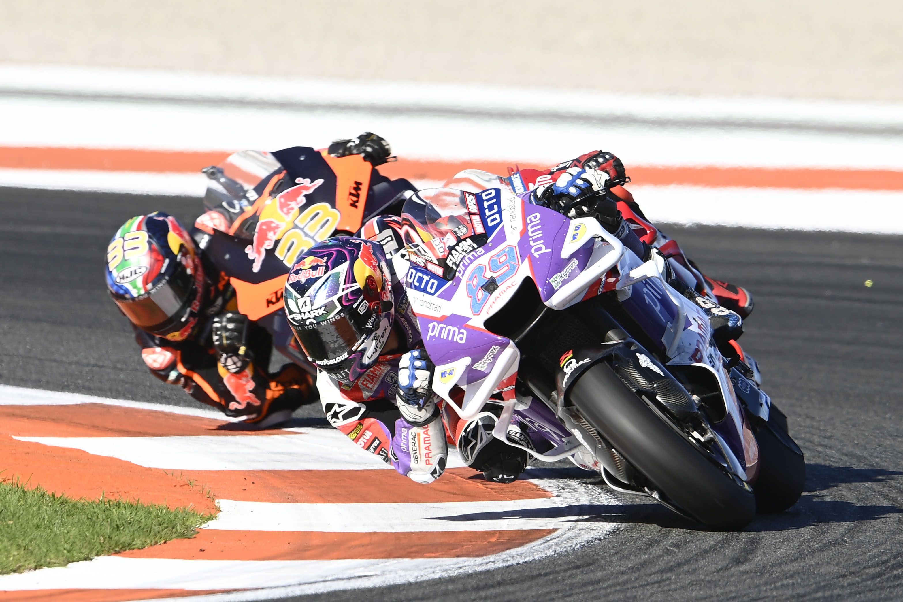 Jorge Martín se defiende de Brad Binder, MotoGP Valencia 2022