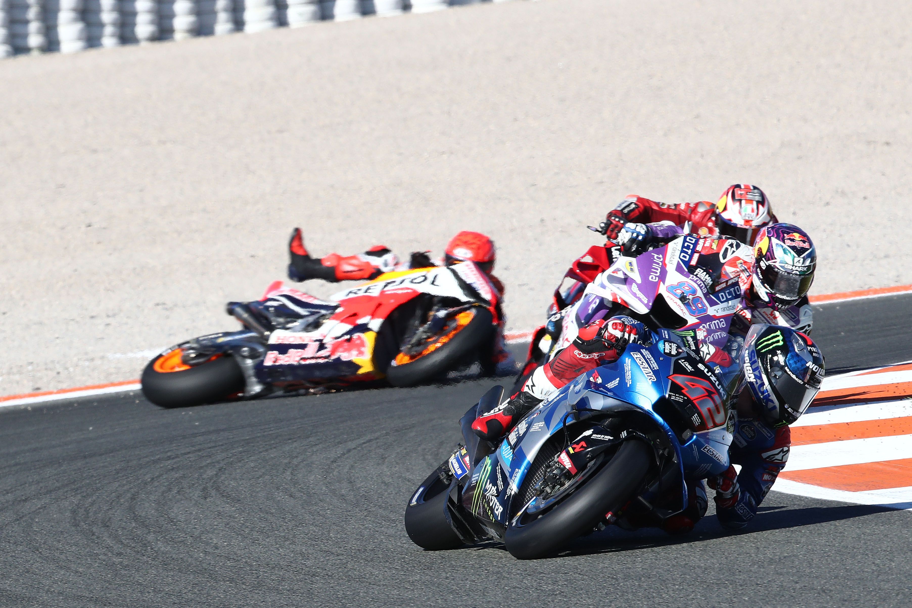 Marc Márquez cae cuando iba detrás de Álex Rins, Jorge Martín y Jack Miller, MotoGP Valencia 2022