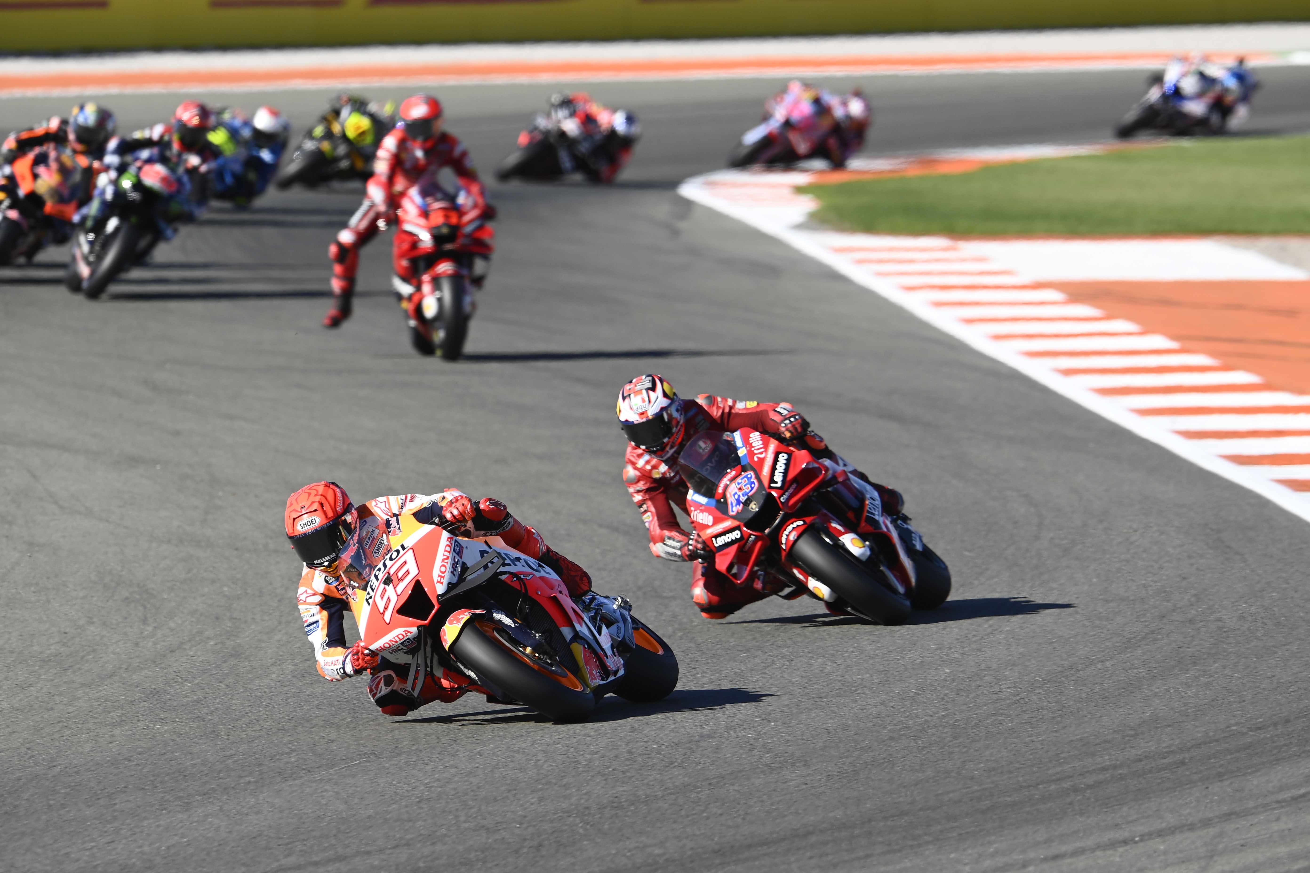 Marc Márquez y Jack Miller con Pecco Bagnaia al fondo, MotoGP Valencia 2022