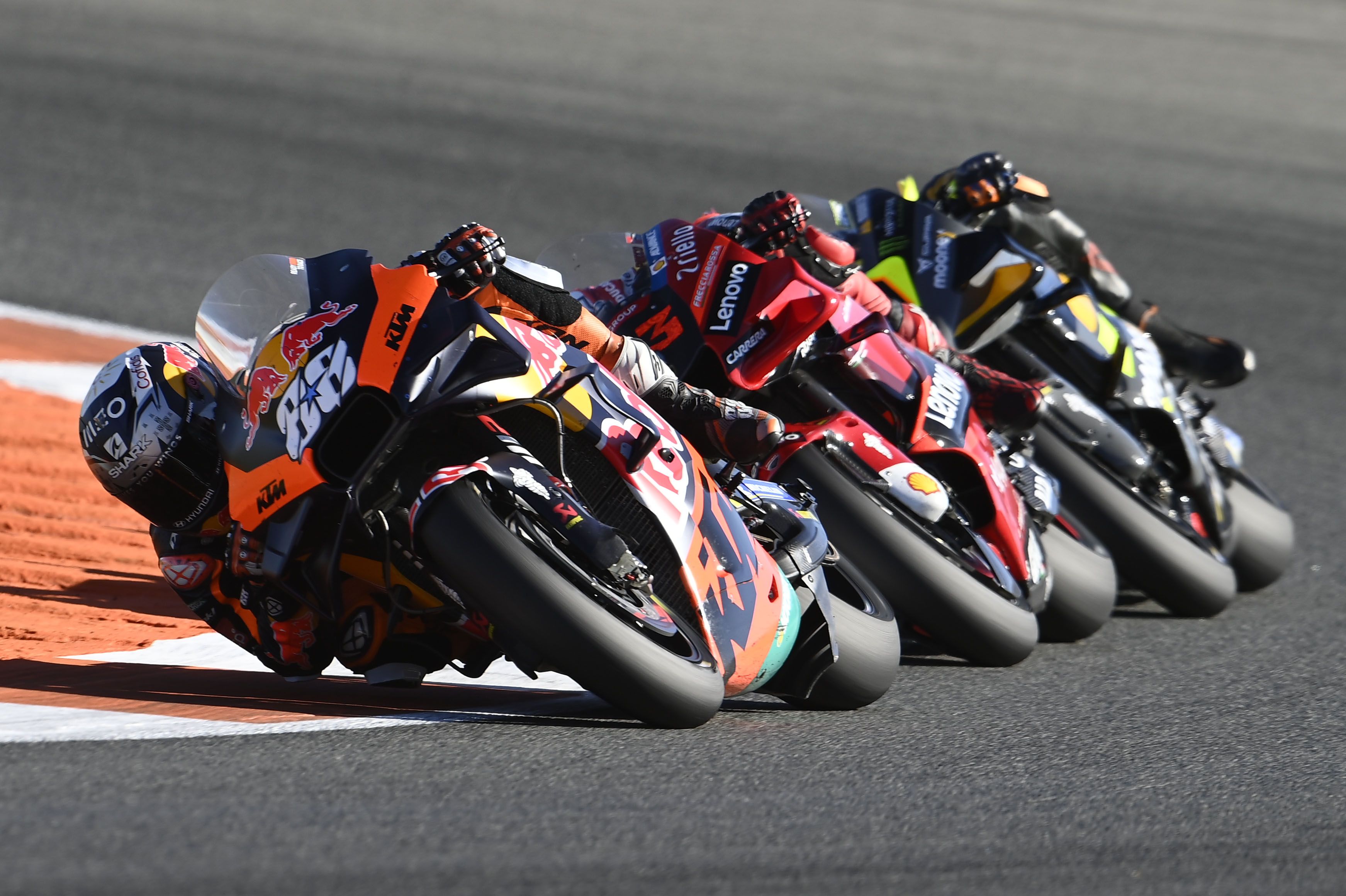 Miguel Oliveira, Pecco Bagnaia y Luca Marini, MotoGP Valencia 2022