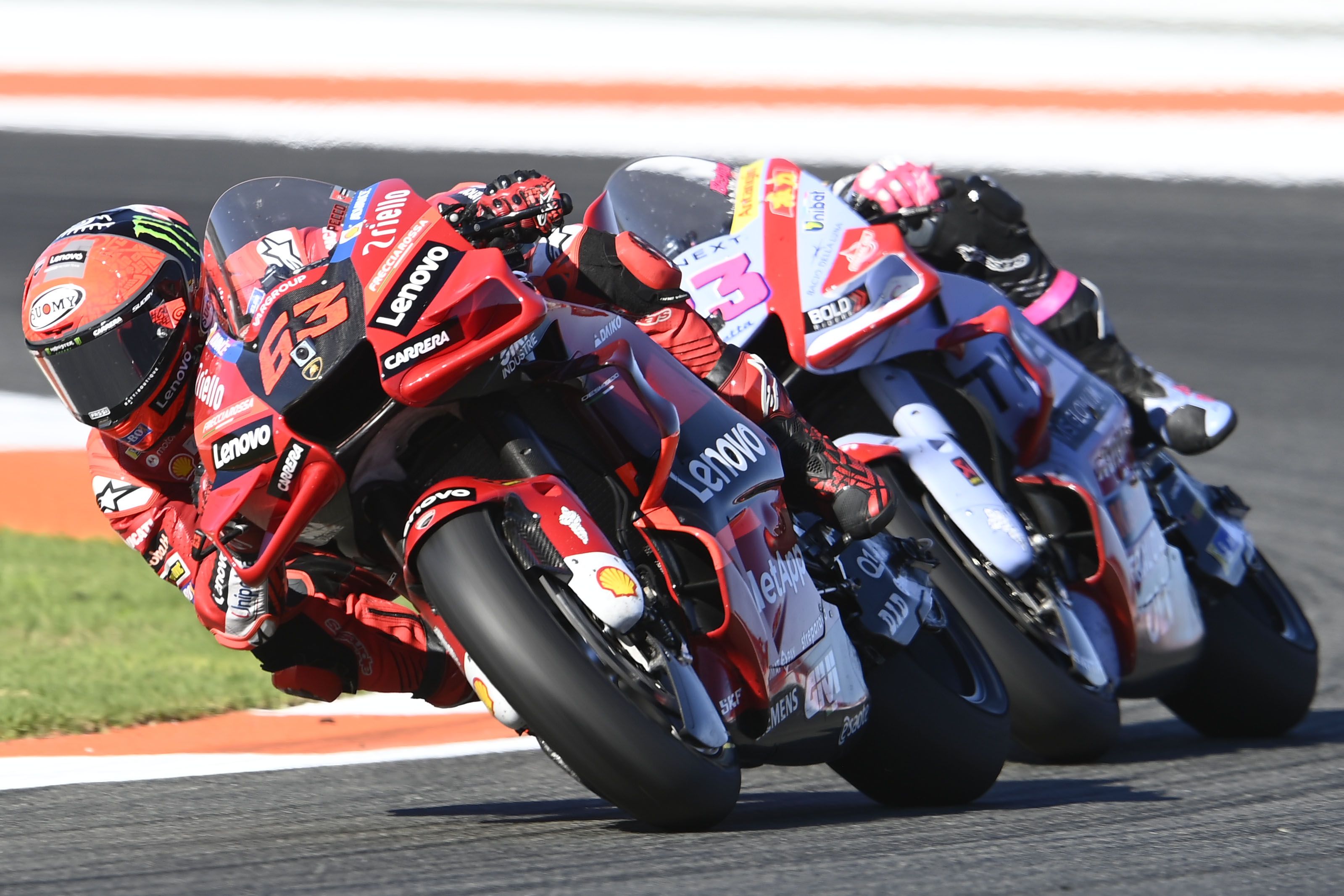 Pecco Bagnaia delante de Enea Bastianini, MotoGP Valencia 2022