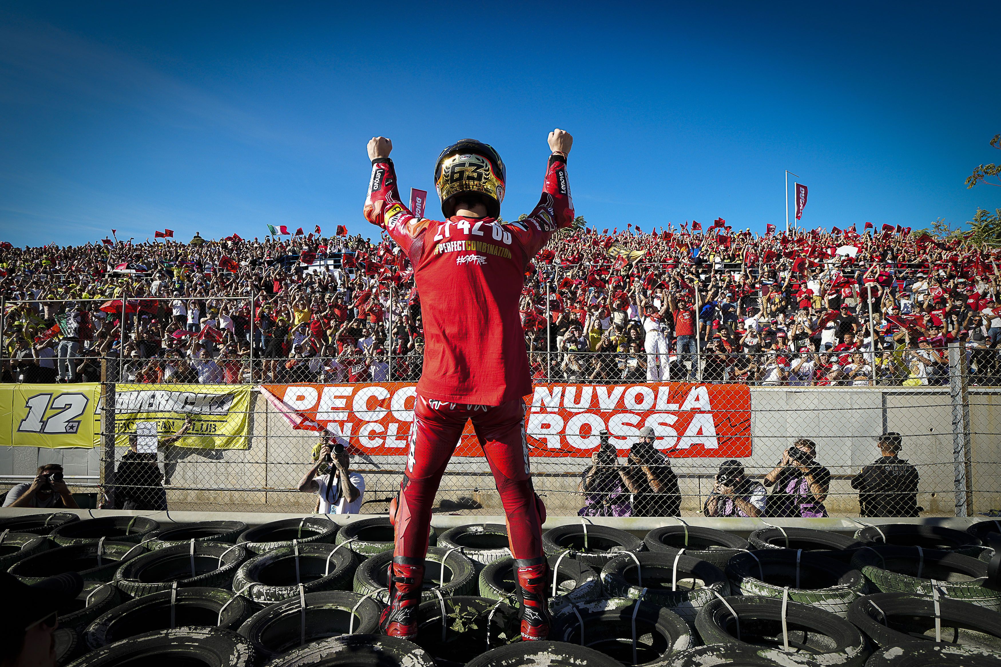 Pecco Bagnaia festeja su título mundial, MotoGP Valencia 2022