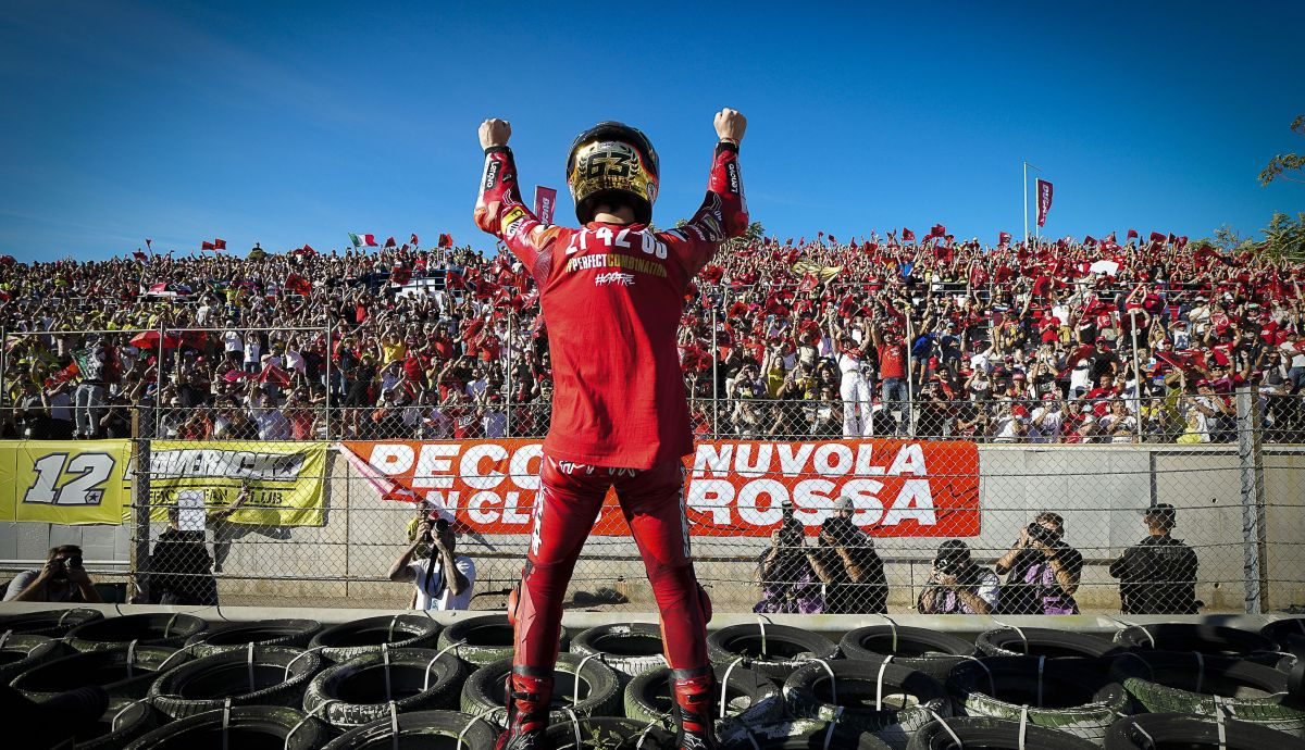 Pecco Bagnaia festeja su título mundial, MotoGP Valencia 2022 Pecco Bagnaia festeja su título mundial, MotoGP Valencia 2022