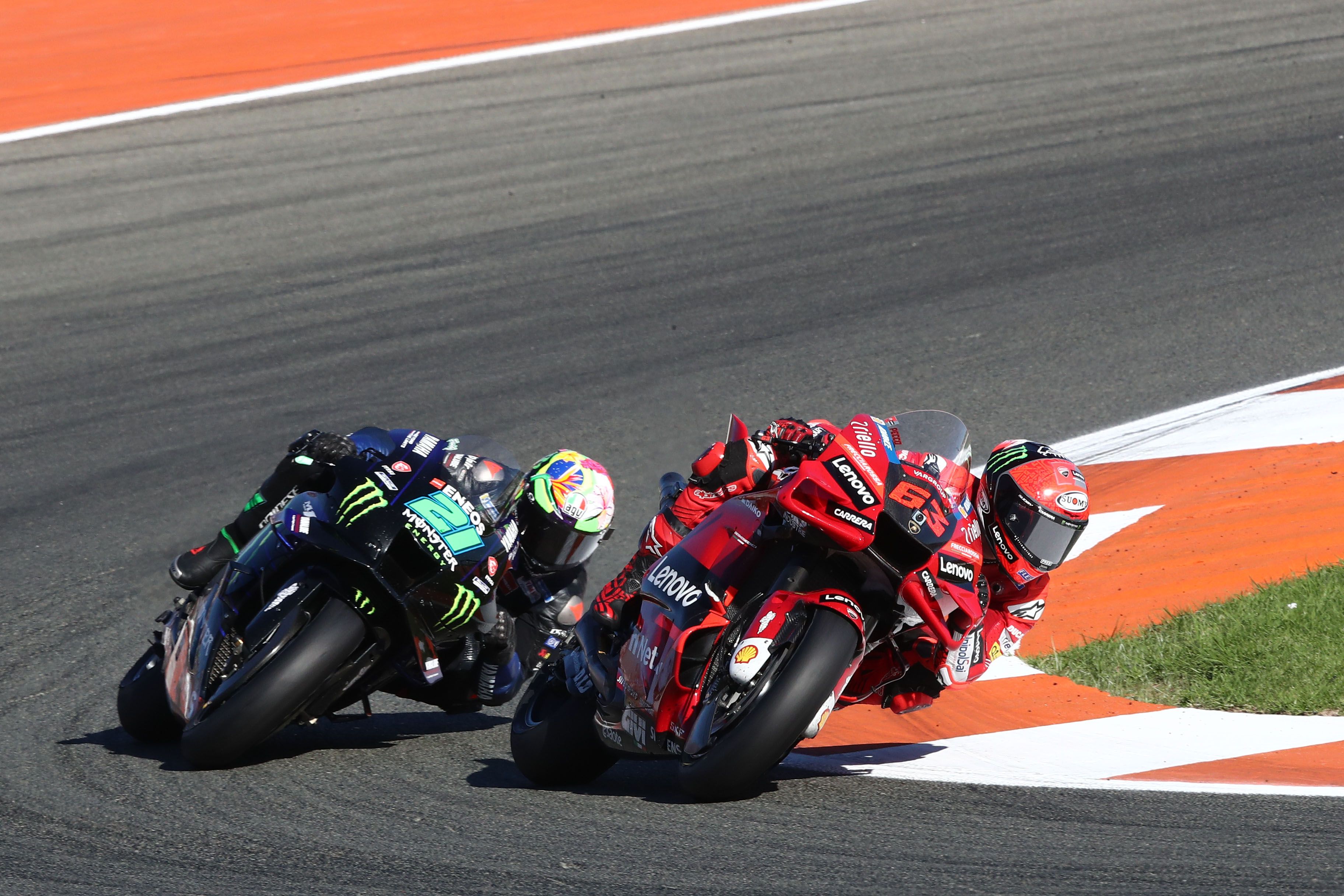 Pecco Bagnaia por delante de Franco Morbidelli, MotoGP Valencia 2022