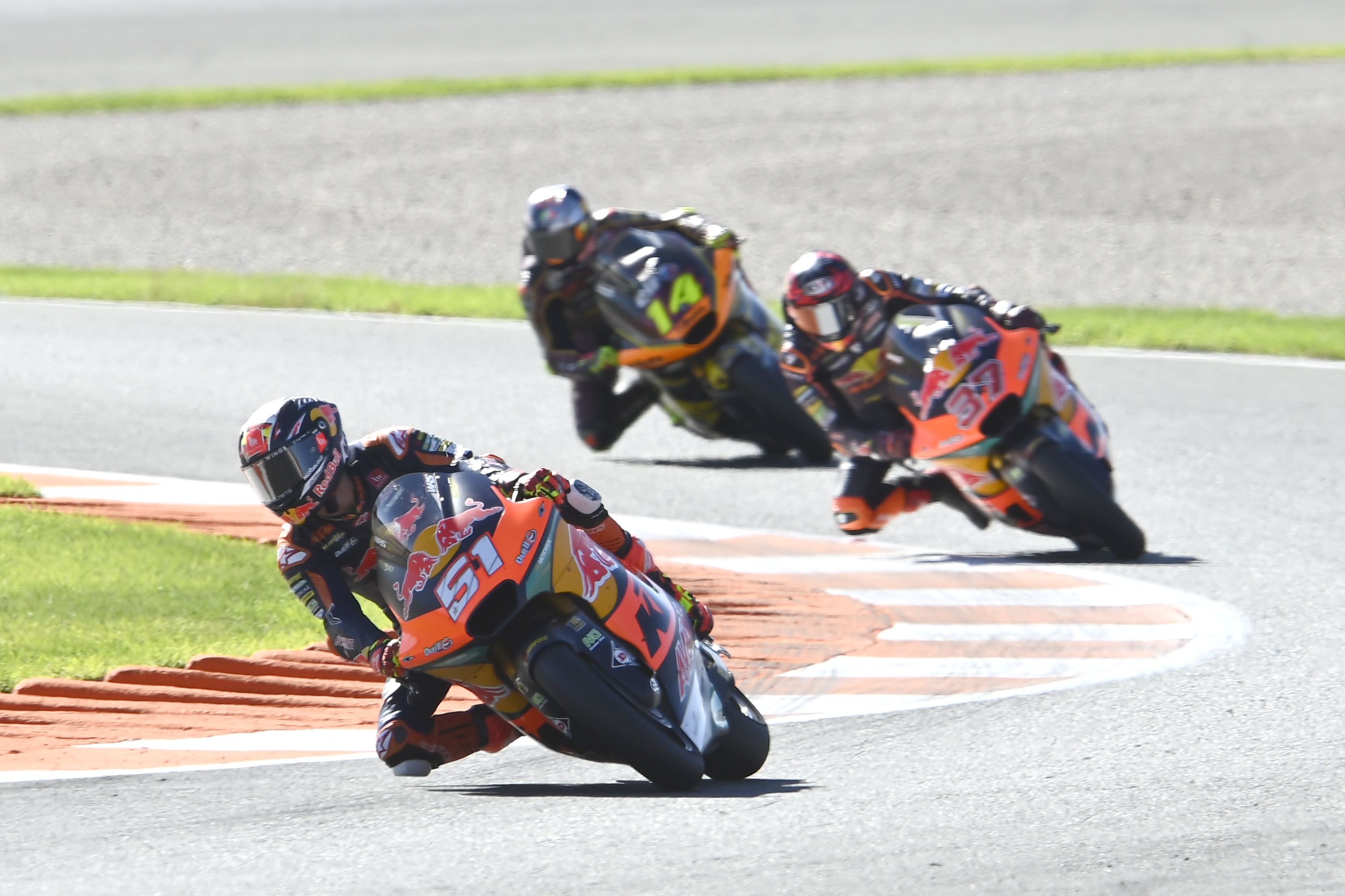 Pedro Acosta se marcha de Augusto Fernández y Tony Arbolino, Moto2 Valencia 2022