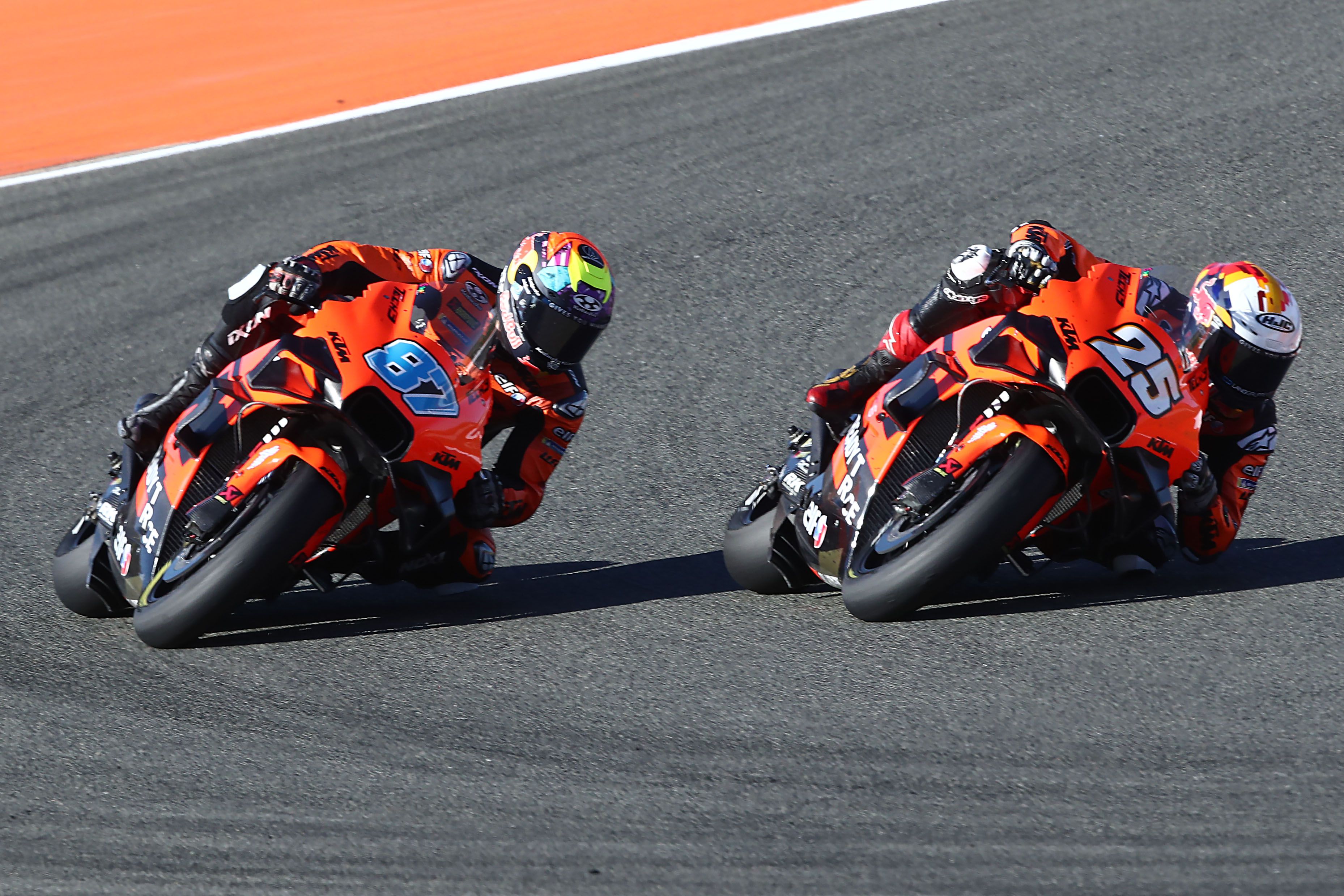 Raúl Fernández supera a su compañero Remy Gardner, MotoGP Valencia 2022