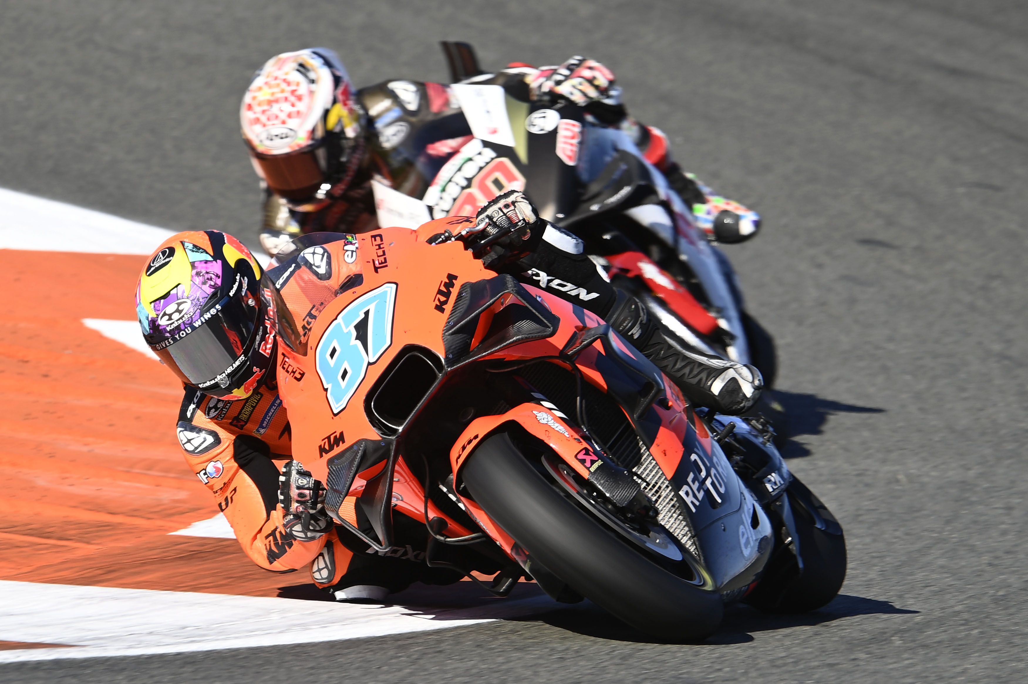 Remy Gardner seguido por Takaaki Nakagami, MotoGP Valencia 2022