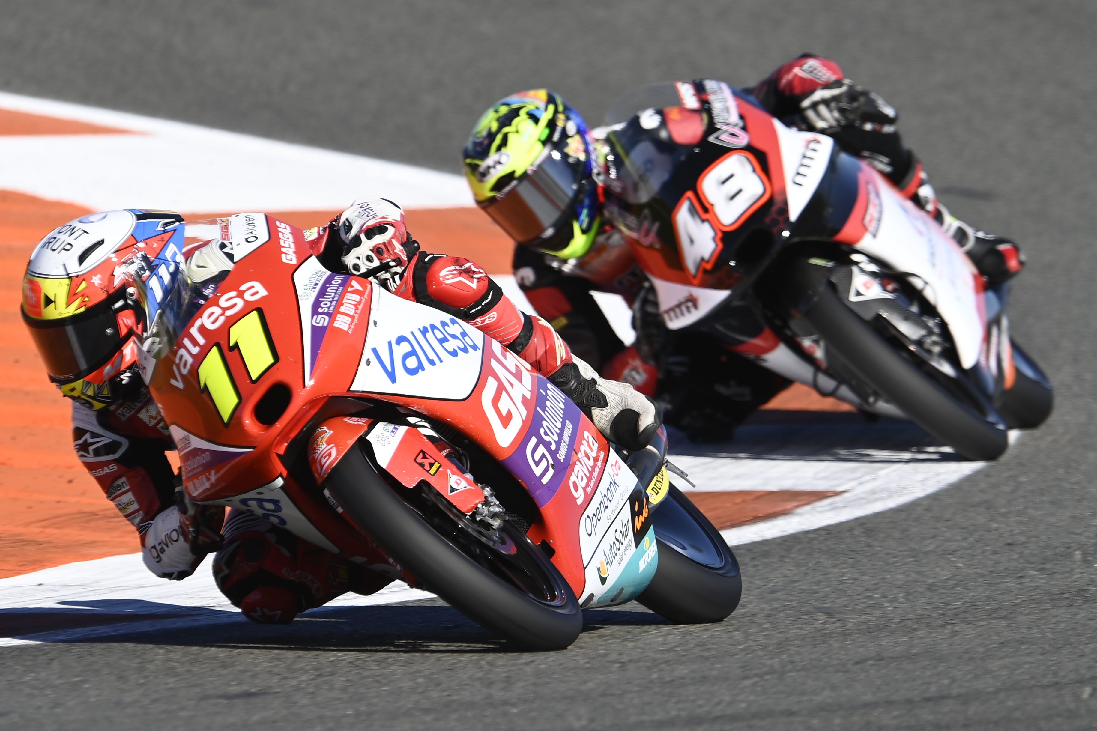 Sergio García con Iván Ortolá a rueda, Moto3 Valencia 2022