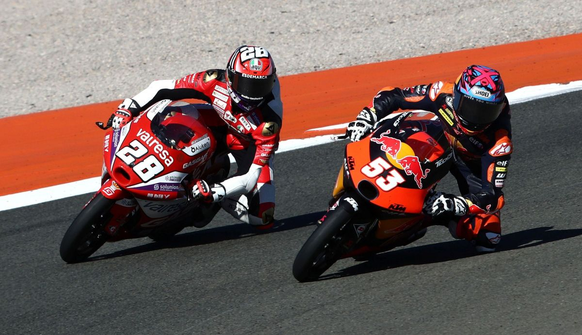 Izan Guevara se va por el exterior en la última curva para batir a Deniz Oncu, Moto3 Valencia 2022 Izan Guevara se va por el exterior en la última curva para batir a Deniz Oncu, Moto3 Valencia 2022