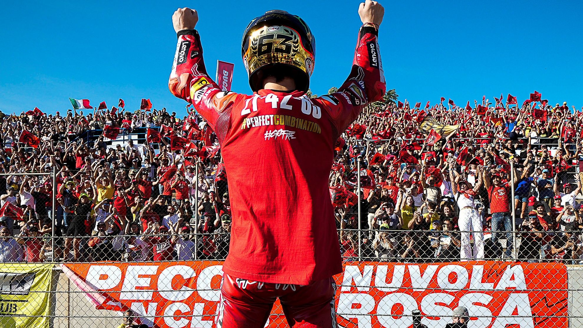 Pecco Bagnaia festeja su título mundial de MotoGP en Valencia, logrado a base de perseverancia