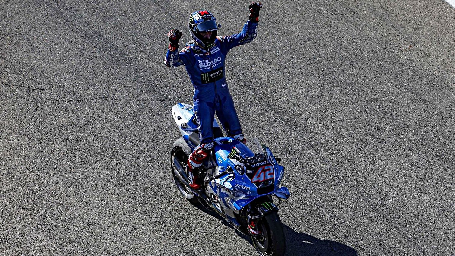 Álex Rins festeja la victoria en Valencia en el adiós de Suzuki a MotoGP