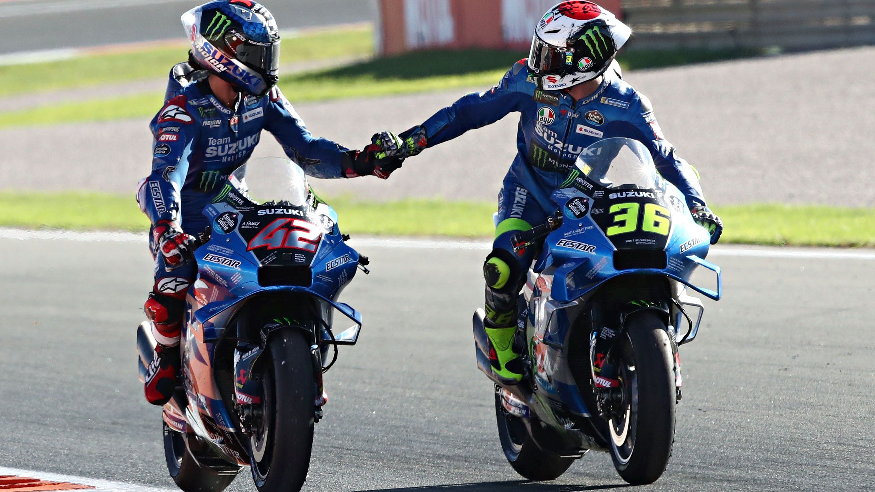 Álex Rins y Joan Mir se saludan en la despedida de Suzuki