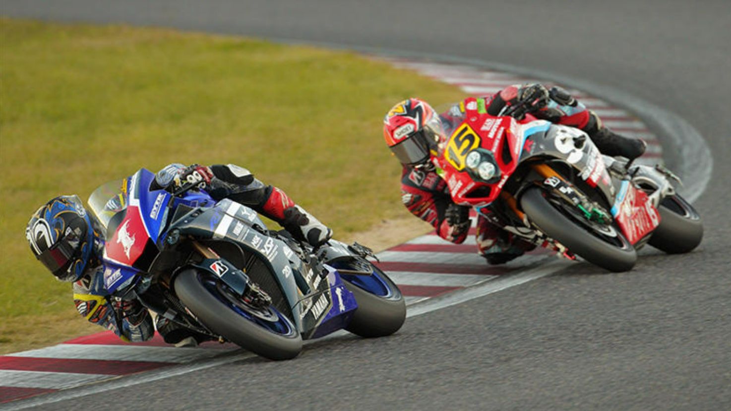 Katsuyuki Nakasuga seguido por Kazuki Watanabe en Suzuka