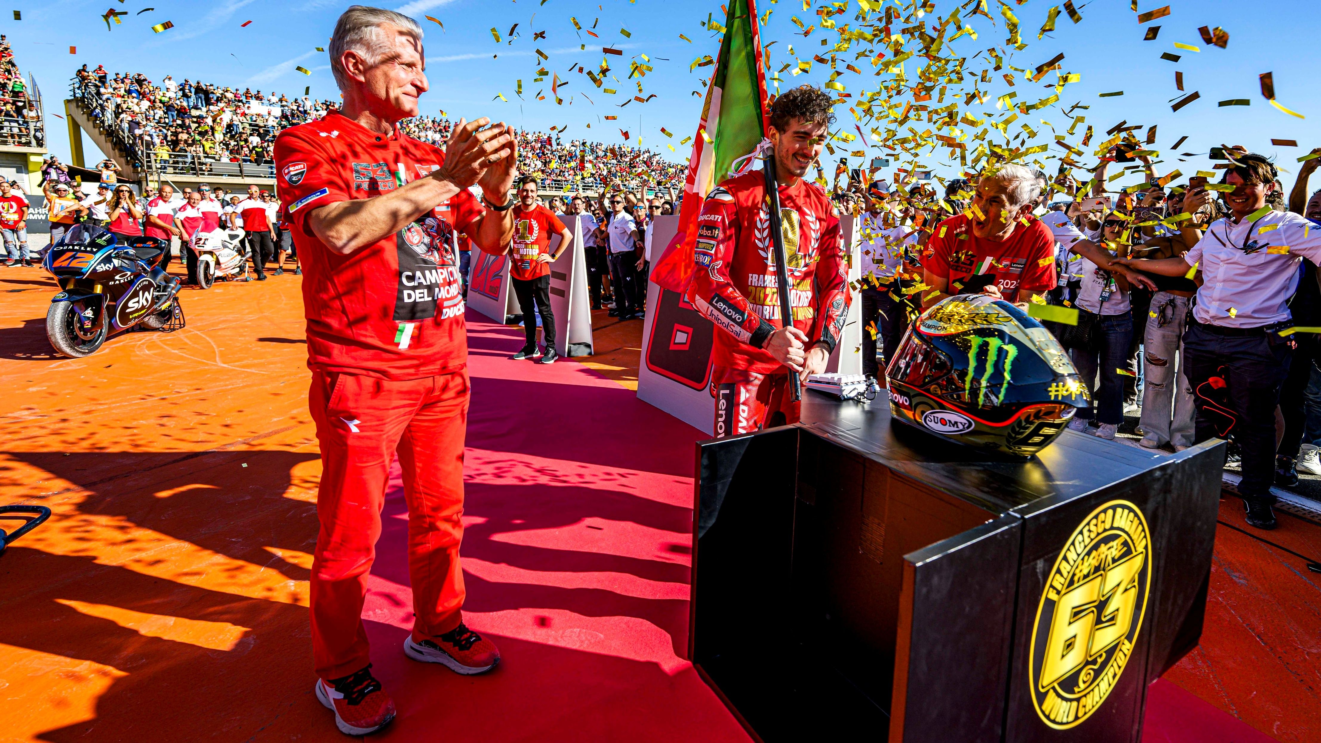 Pecco Bagnaia festeja su título mundial con el 63 tras pasar por el 21 y el 42
