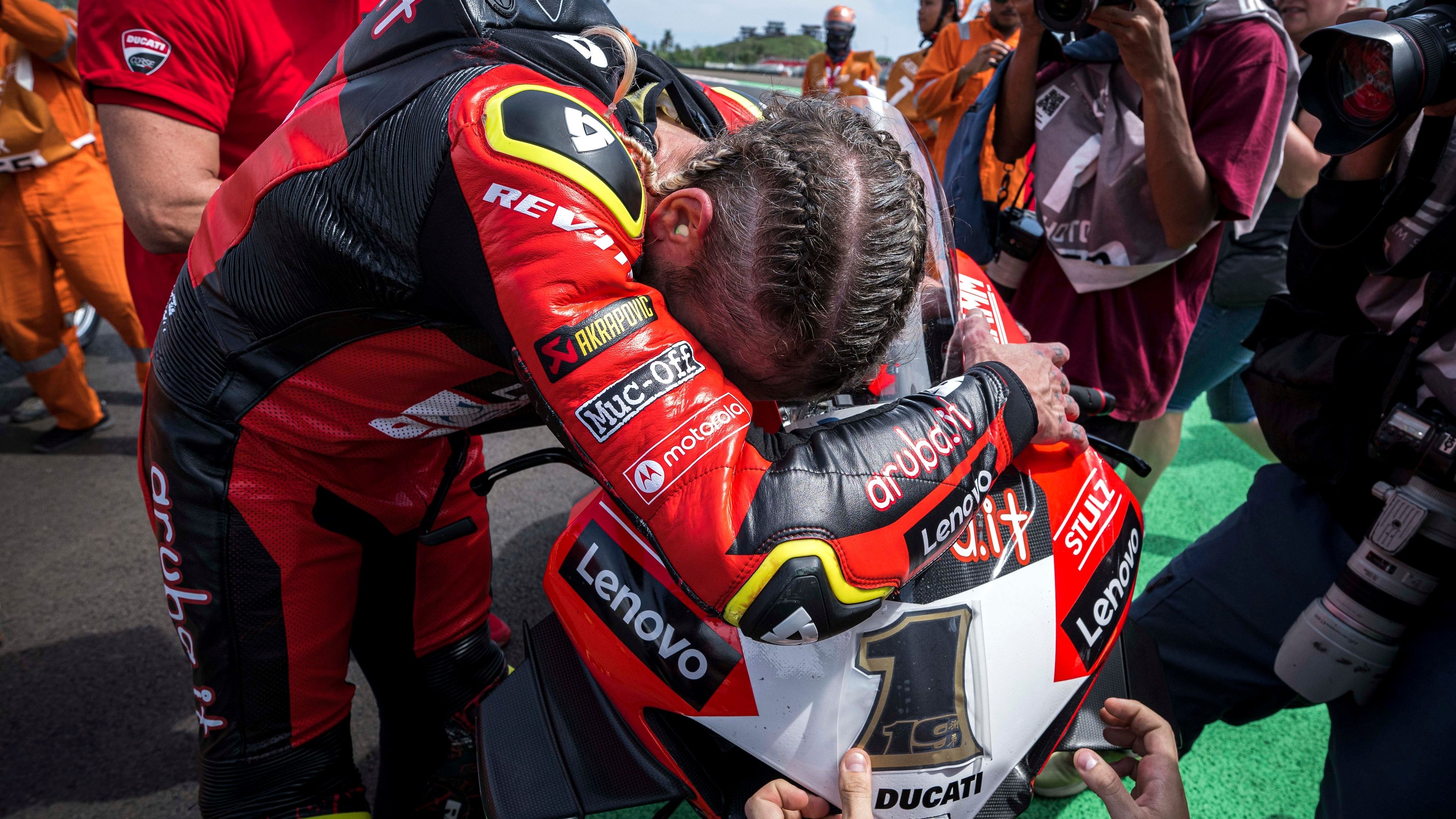 Álvaro Bautista con el 1 en su Ducati tras proclamarse campeón mundial de Superbike 2022
