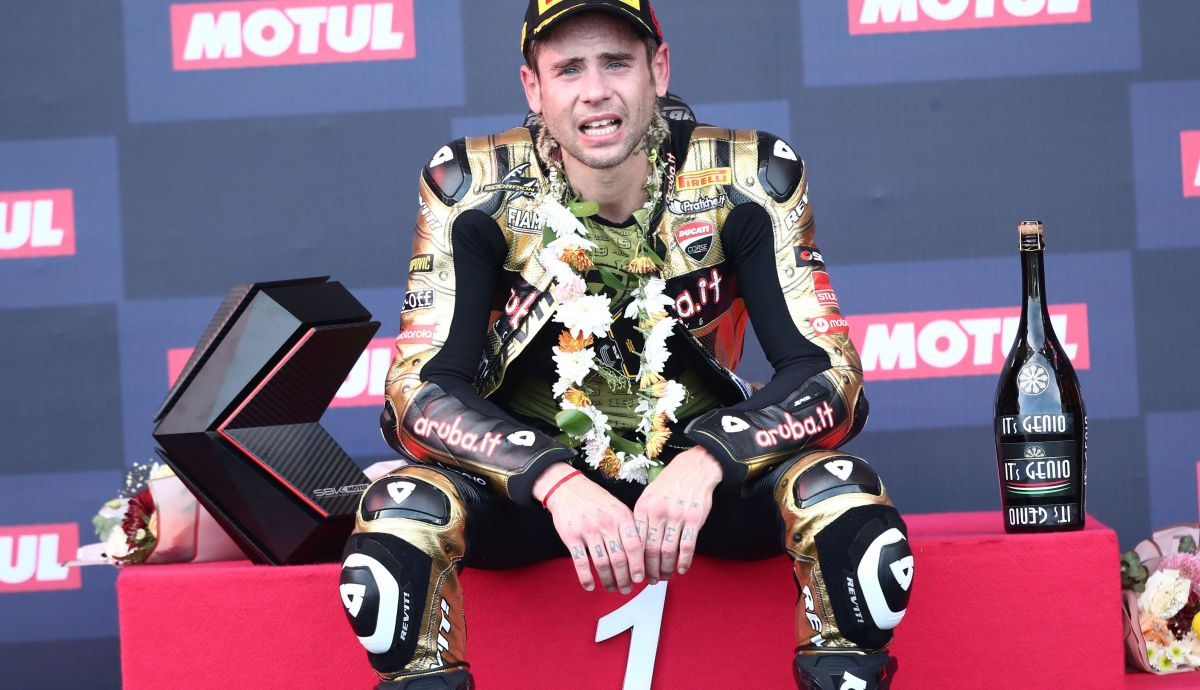 Álvaro Bautista exhausto en el cajón tras conquistar Superbike Álvaro Bautista exhausto en el cajón tras conquistar Superbike