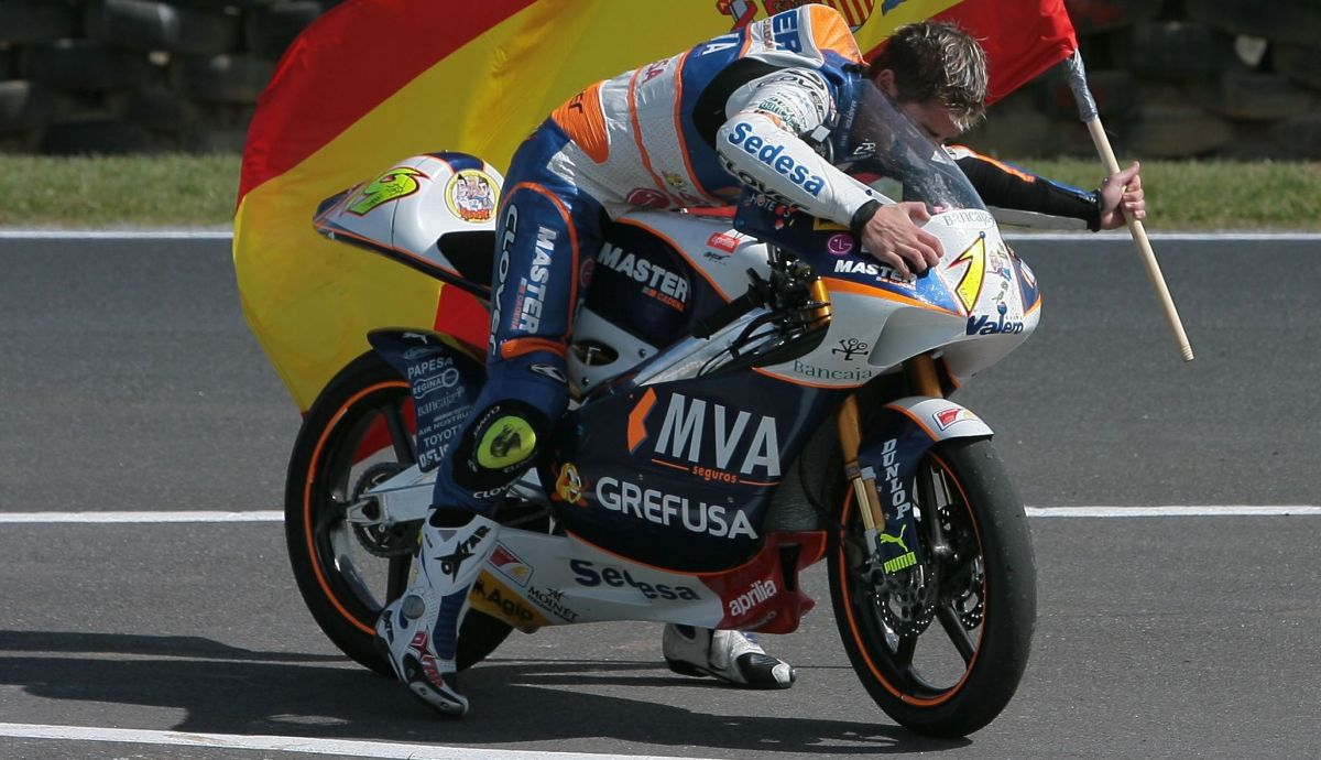 Álvaro Bautista celebra su título de 125cc en Australia 2006