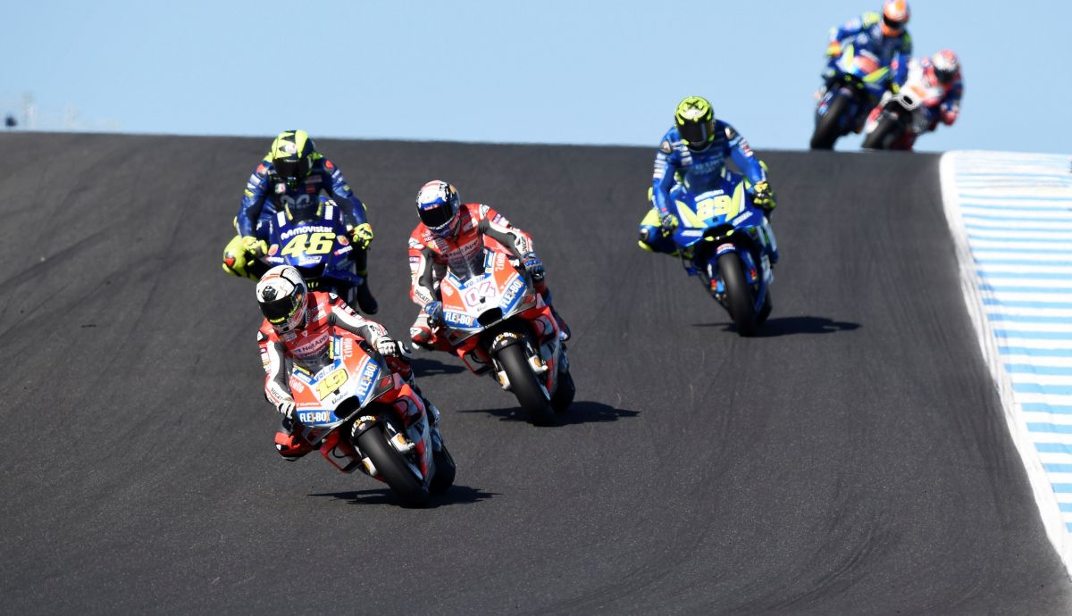 Álvaro Bautista seguido por Andrea Dovizioso, Valentino Rossi y Andrea Iannone en Australia 2018 Álvaro Bautista seguido por Andrea Dovizioso, Valentino Rossi y Andrea Iannone en Australia 2018