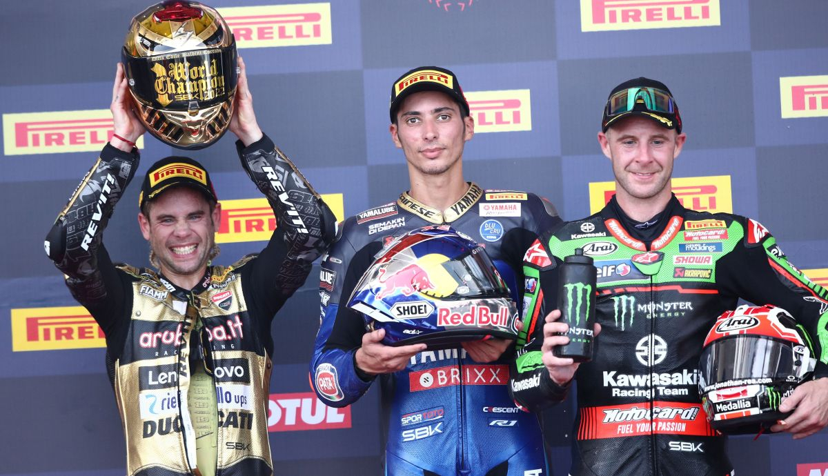 Toprak Razgatlioglu en el podio con el campeón Álvaro Bautista y Jonathan Rea, WSBK Indonesia 2022 Toprak Razgatlioglu en el podio con el campeón Álvaro Bautista y Jonathan Rea, WSBK Indonesia 2022