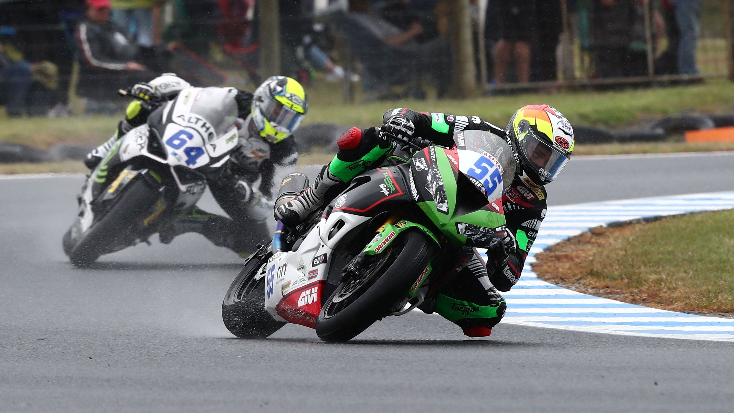 Yari Montella seguido por Federico Caricasulo en Phillip Island