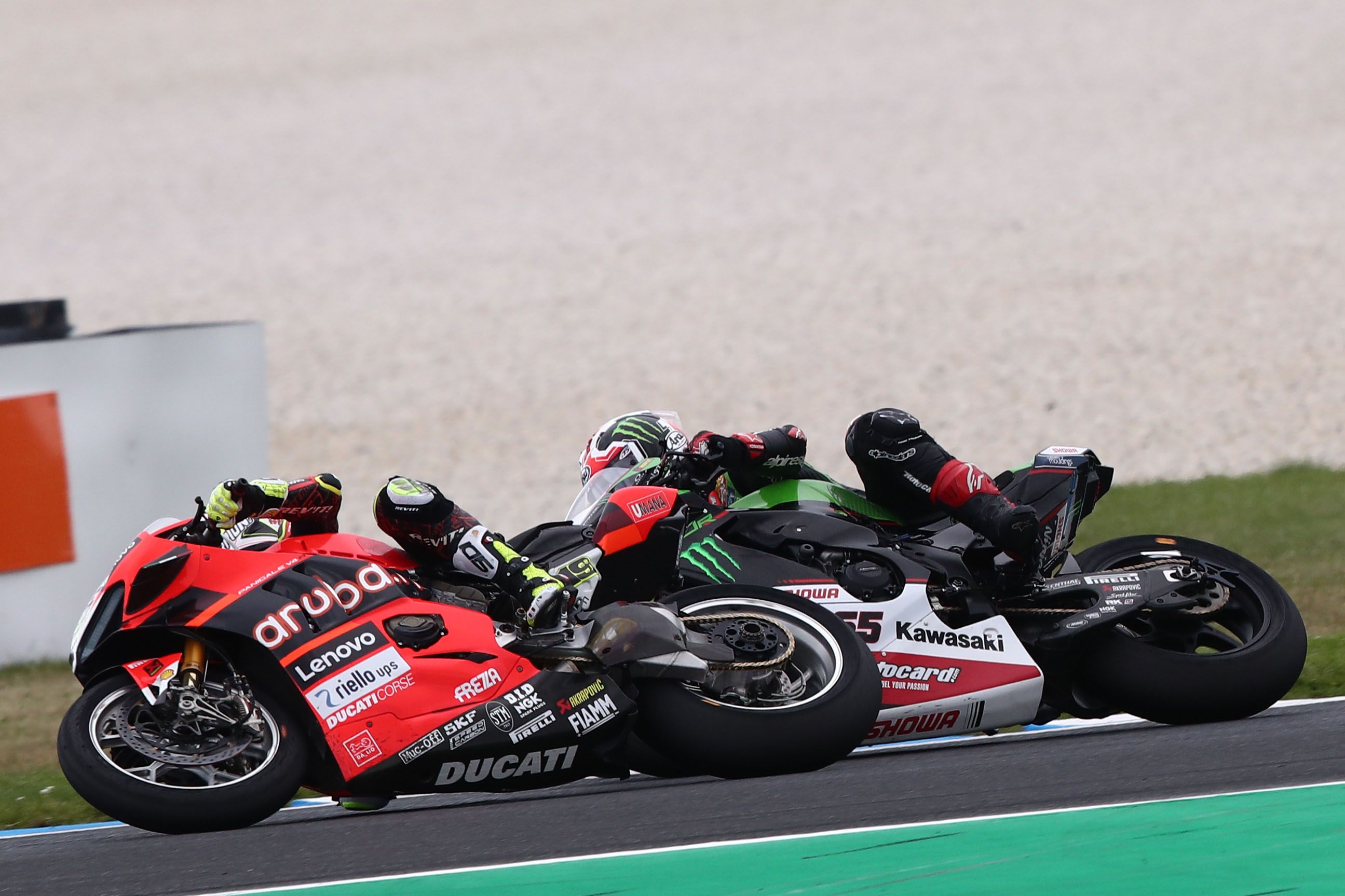 Álvaro Bautista con Jonathan Rea por el interior, WSBK Australia 2022