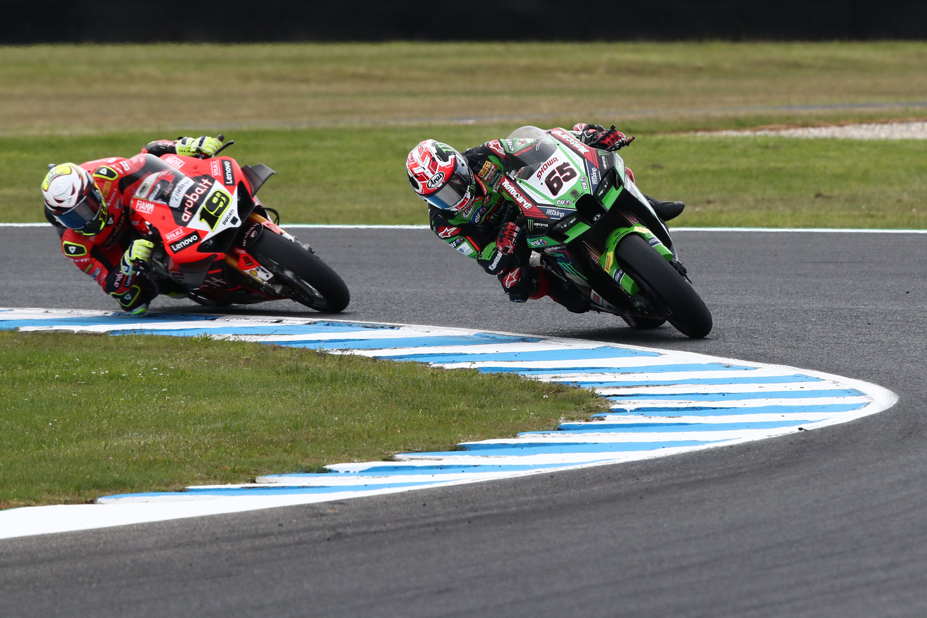 Álvaro Bautista persigue a Jonathan Rea, WSBK Australia 2022