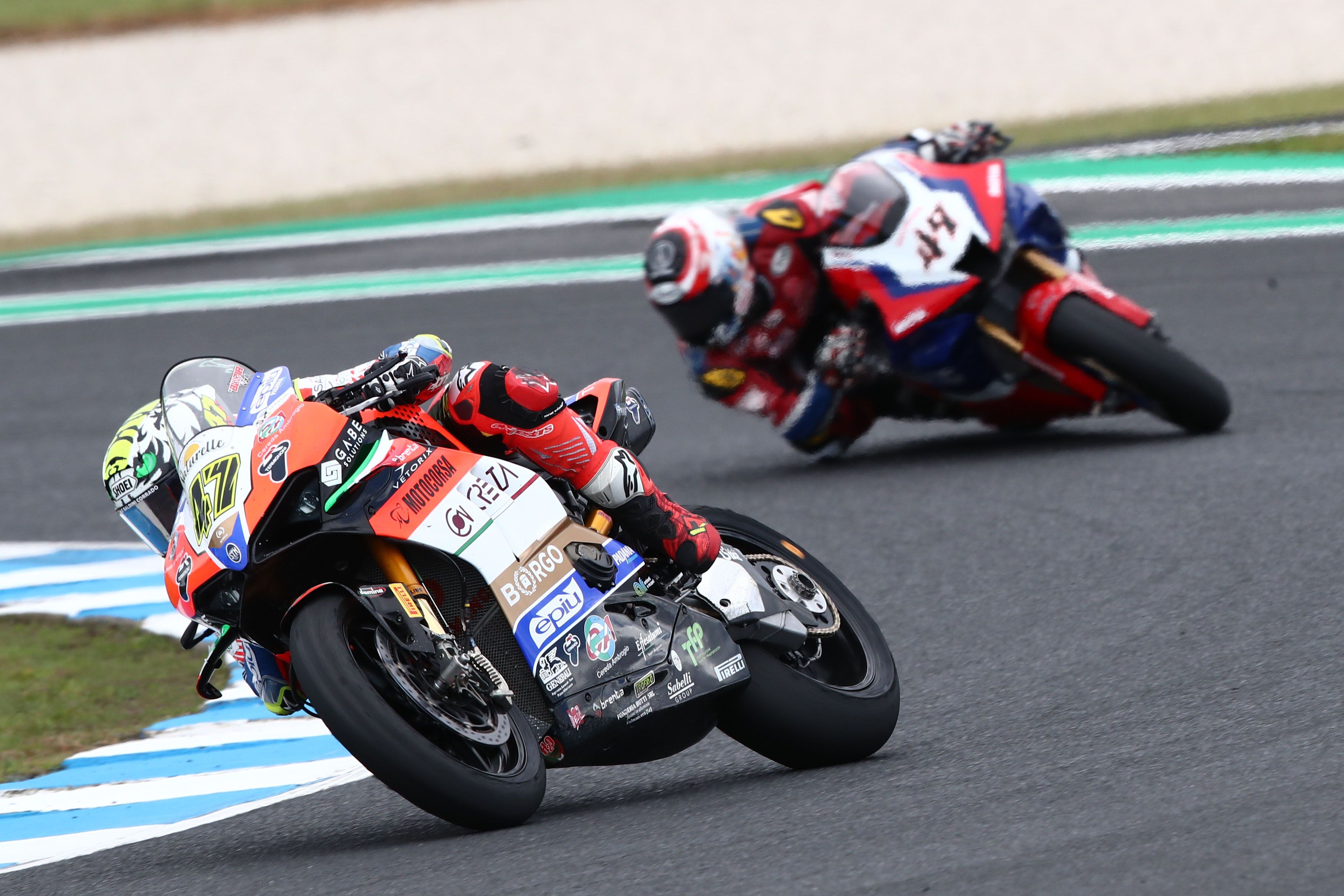 Axel Bassani perseguido por Tetsuta Nagashima, WSBK Australia 2022