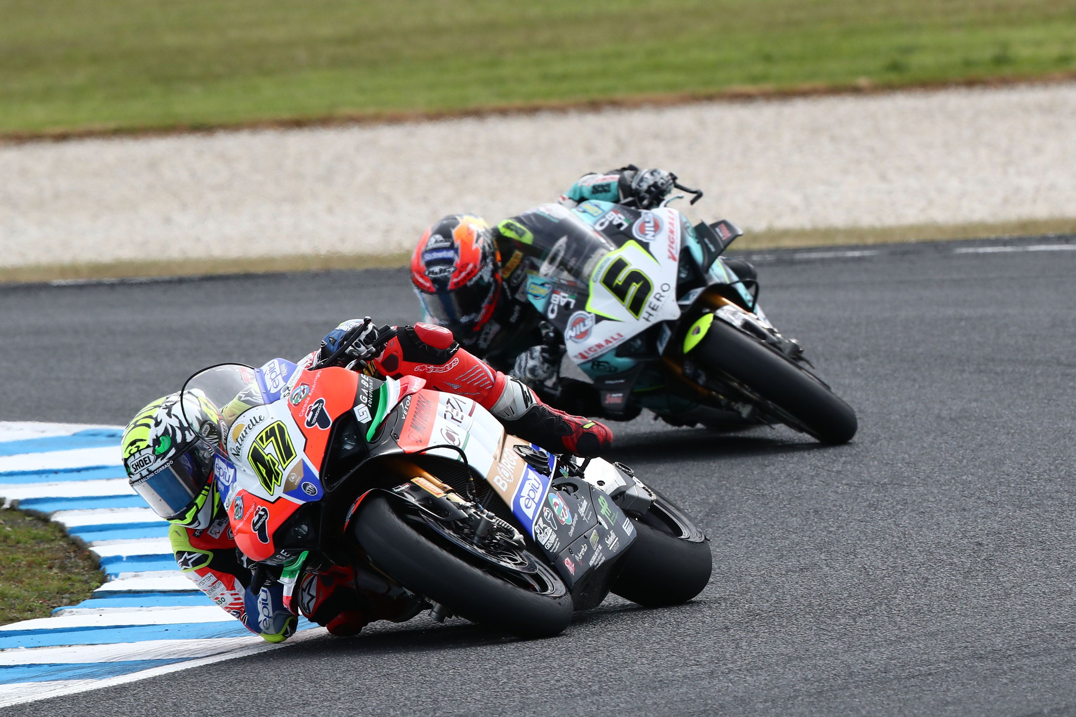 Axel Bassani seguido por Philipp Oettl, WSBK Australia 2022