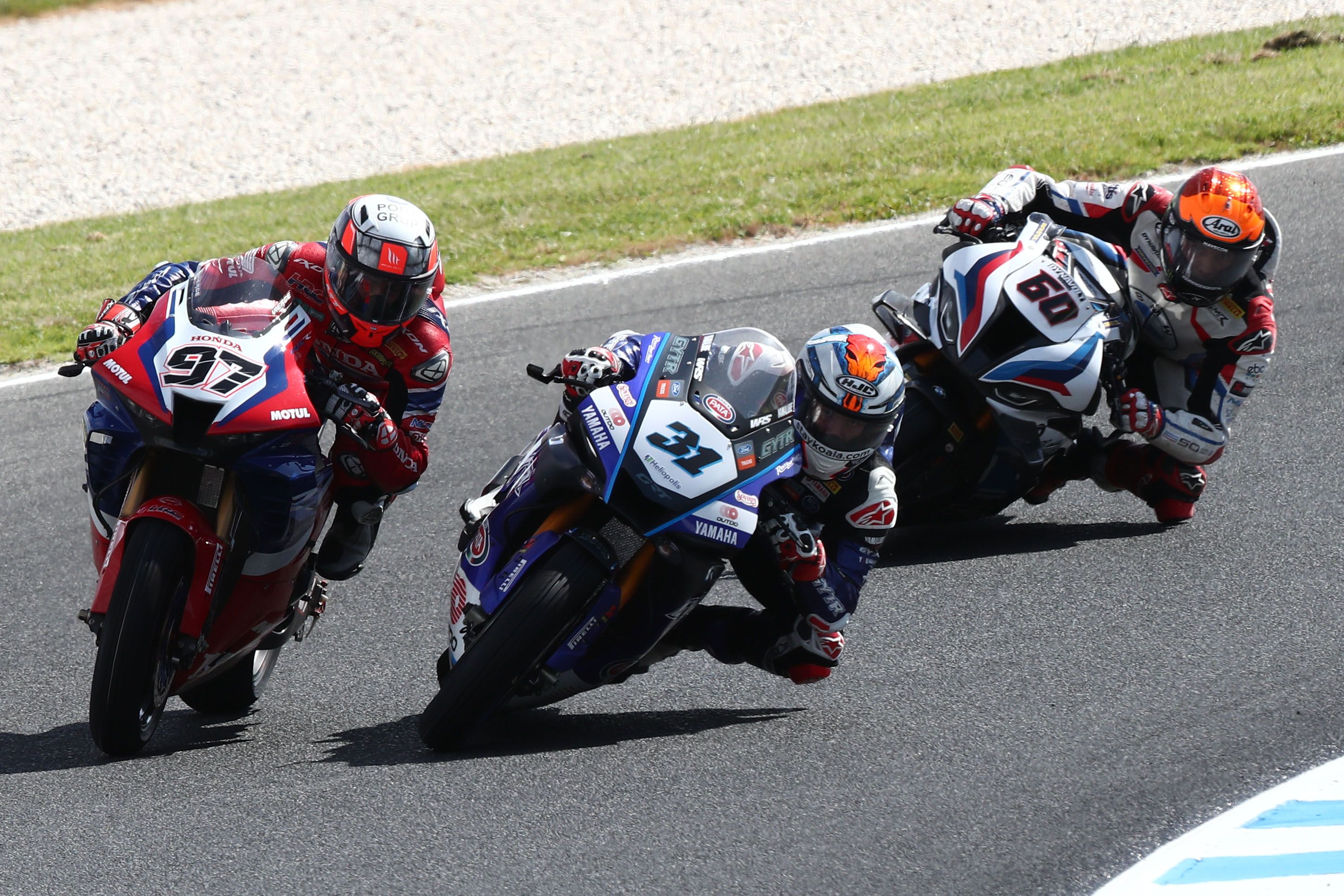Garrett Gerloff mete la moto a Xavi Vierge en presencia de Michael VD Mark, WSBK Australia 2022