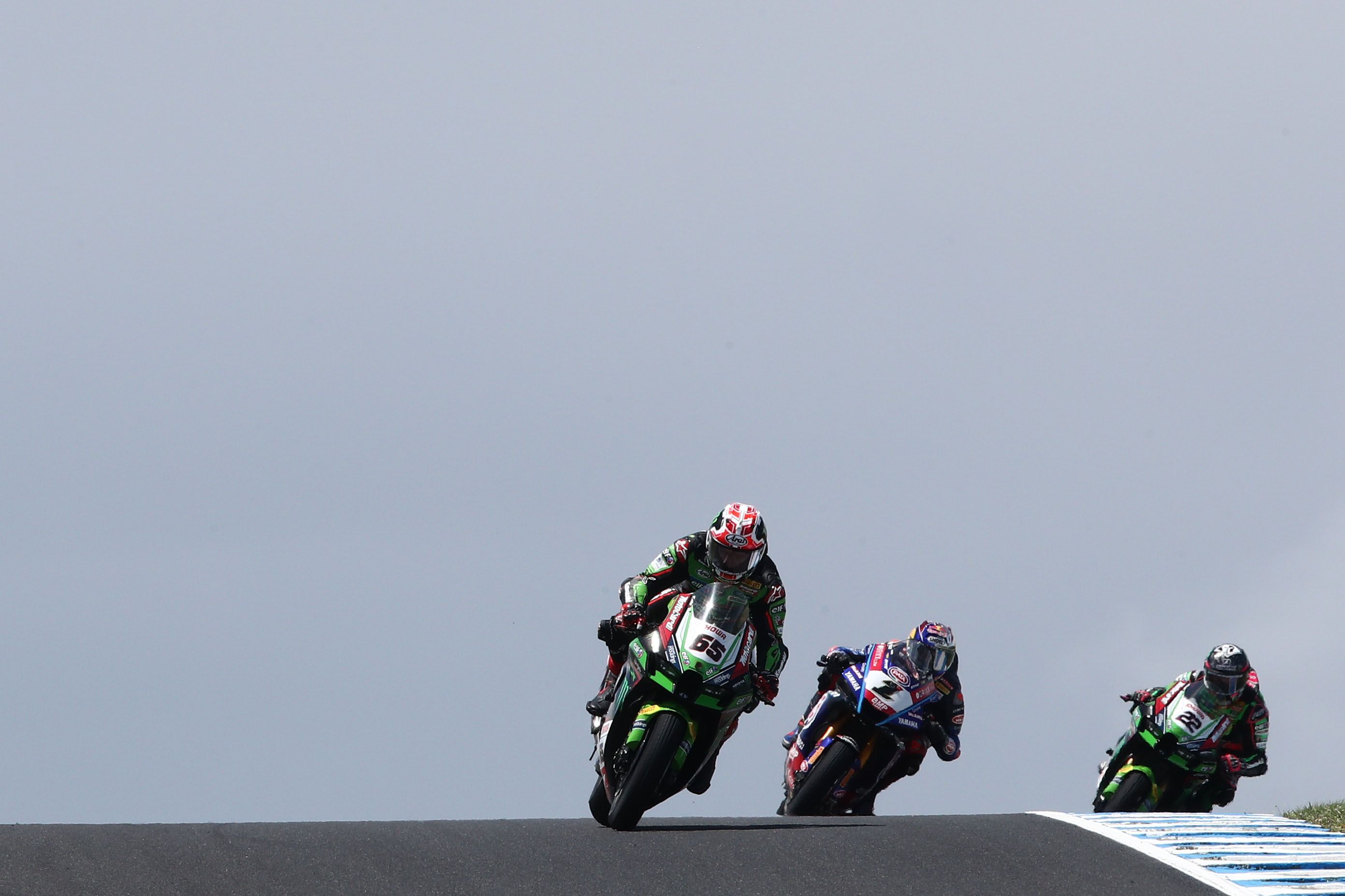 Jonathan Rea delante de Toprak Razgatlioglu y Alex Lowes, WSBK Australia 2022